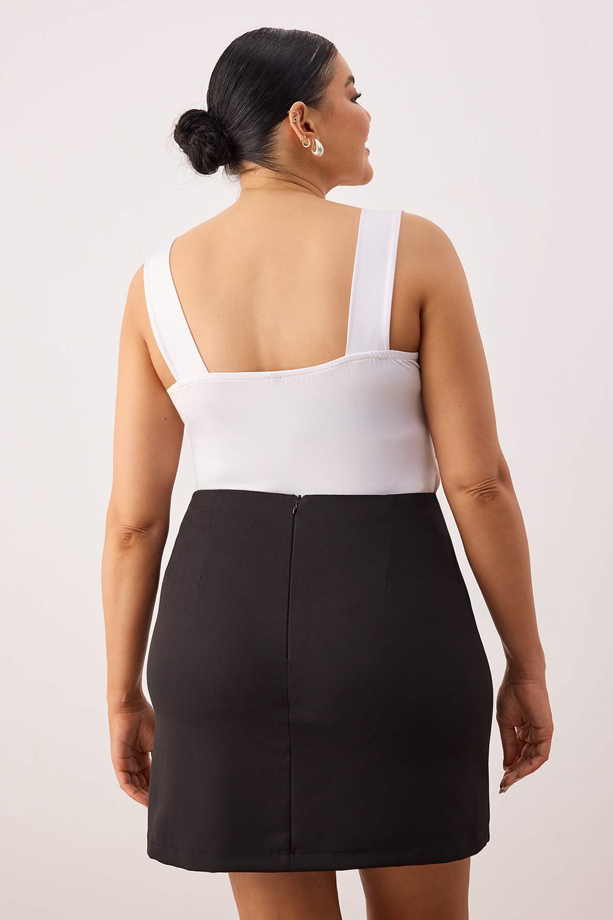 Trendyolmilla  Siyah Kemer Detaylı Mini Dokuma Büyük Beden Şort Etek TBBAW26AZ00013 - Görsel 5