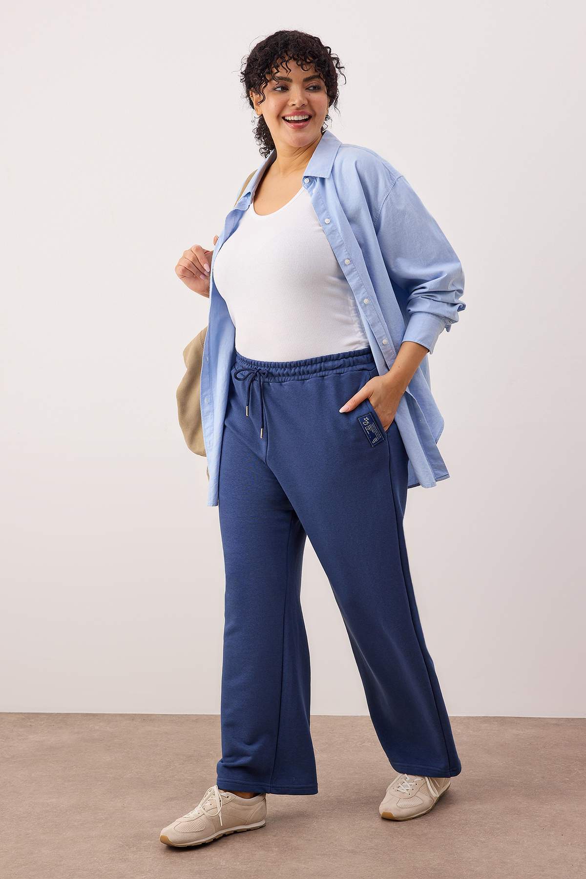 Trendyolmilla Curve Indigo Etiket Detaylı Wide Leg/Geniş Paça Büyük Beden Eşofman Altı TBBAW26AJ00010