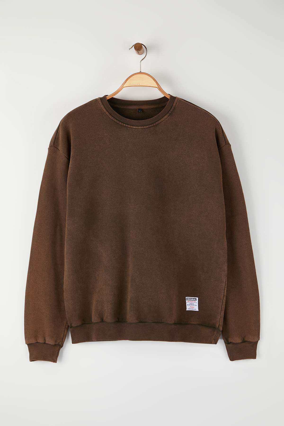 Trendyolmilla  Kahverengi Oversize/Geniş Kesim Eskitme/Soluk Efektli Şardonsuz Sweatshirt TMNAW24SW00021 - Görsel 6