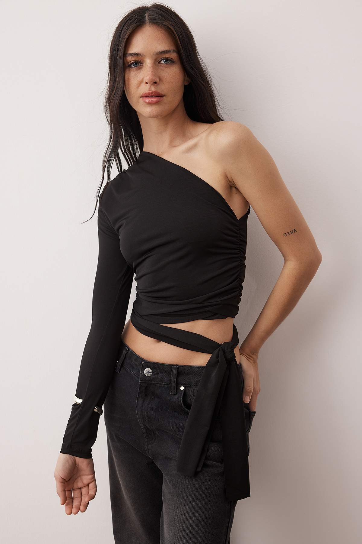 Trendyol Collection Czarna dopasowana/body-sit wiązana szczegółami bluzka z j...