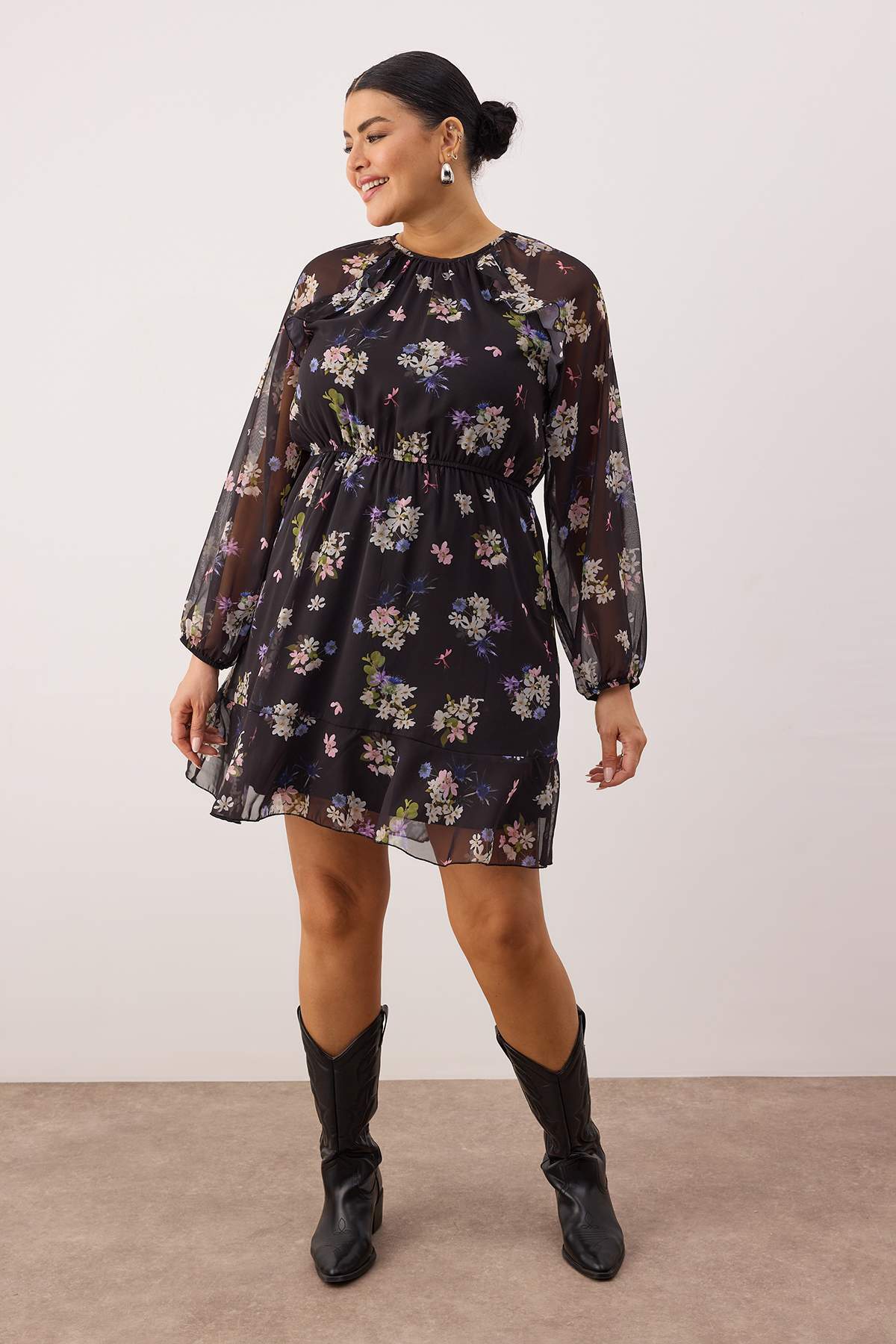 Trendyol Curve Czarna sukienka z szyfonu w kwiaty, rozmiar plus TBBAW26AH00071