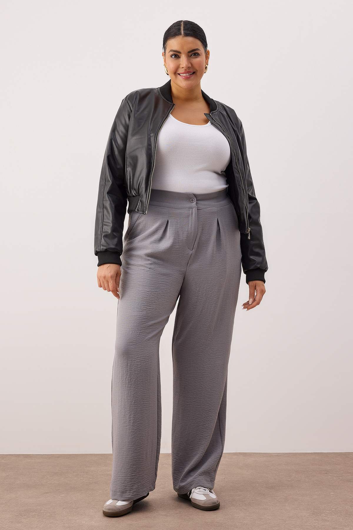 Trendyol Curve Szare spodnie z wysokim stanem i szerokimi nogawkami, z plisami, z tkaniny TBBSS22PL0448