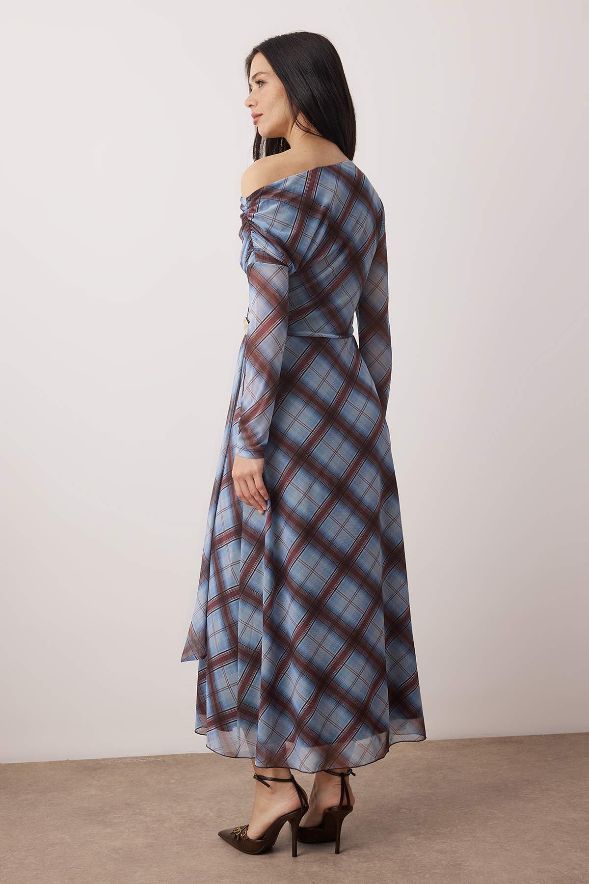 Trendyolmilla  Ekoseli Aksesuar Detaylı Astarlı Tül Asimetrik Yaka Yırtmaçlı Esnek Maxi Örme Elbise TWOAW26EL00320 - Görsel 4