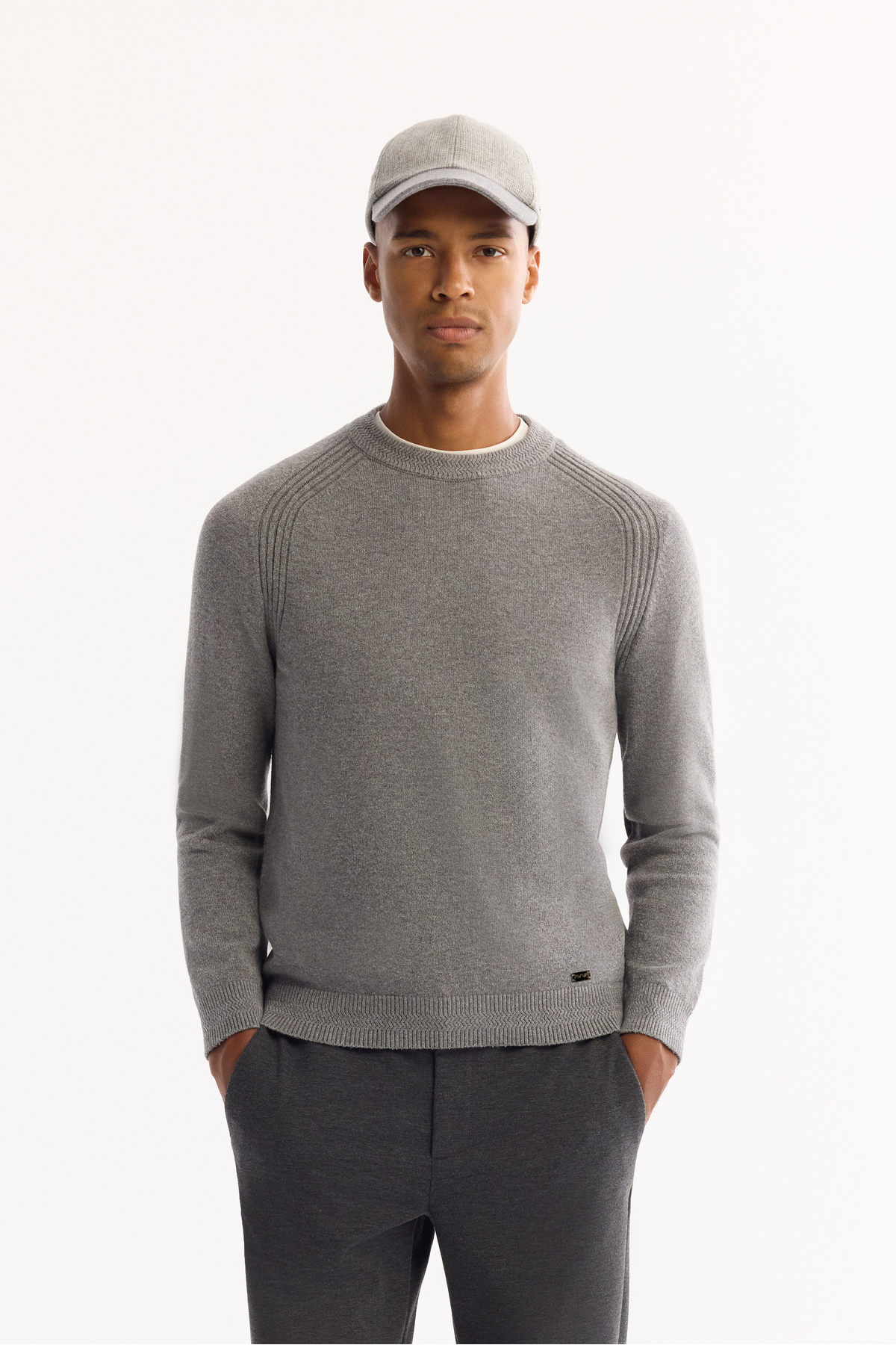 آوا ژاکت بافتنی مردانه یقه گرد خاکستری نرم و لطیف سایز معمولی A52Y5050