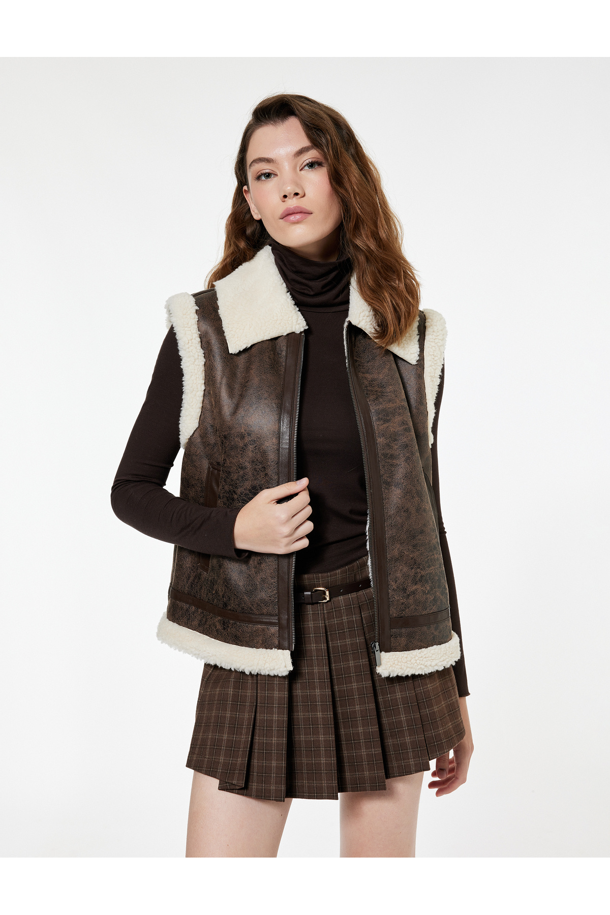 Koton Cepli Fermuarlı Yakası Peluş Detaylı Suni Deri Yelek