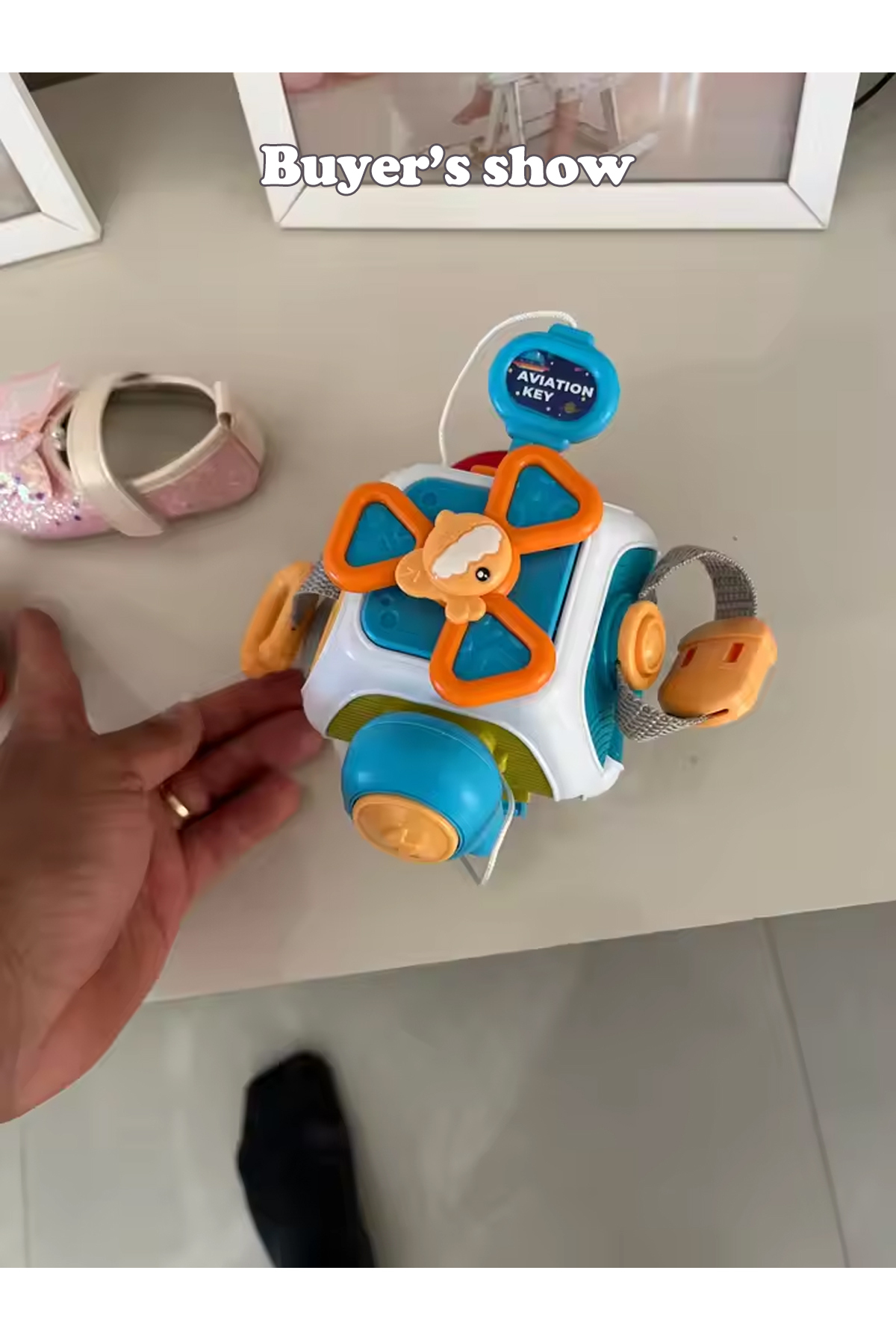 یک مکعب اسباببازی حسی مونتهسوری «بیبی بیزی بورد» برای خردسالان، فعالیتهای آموزشی و یادگیری، مناسب برای سفر.