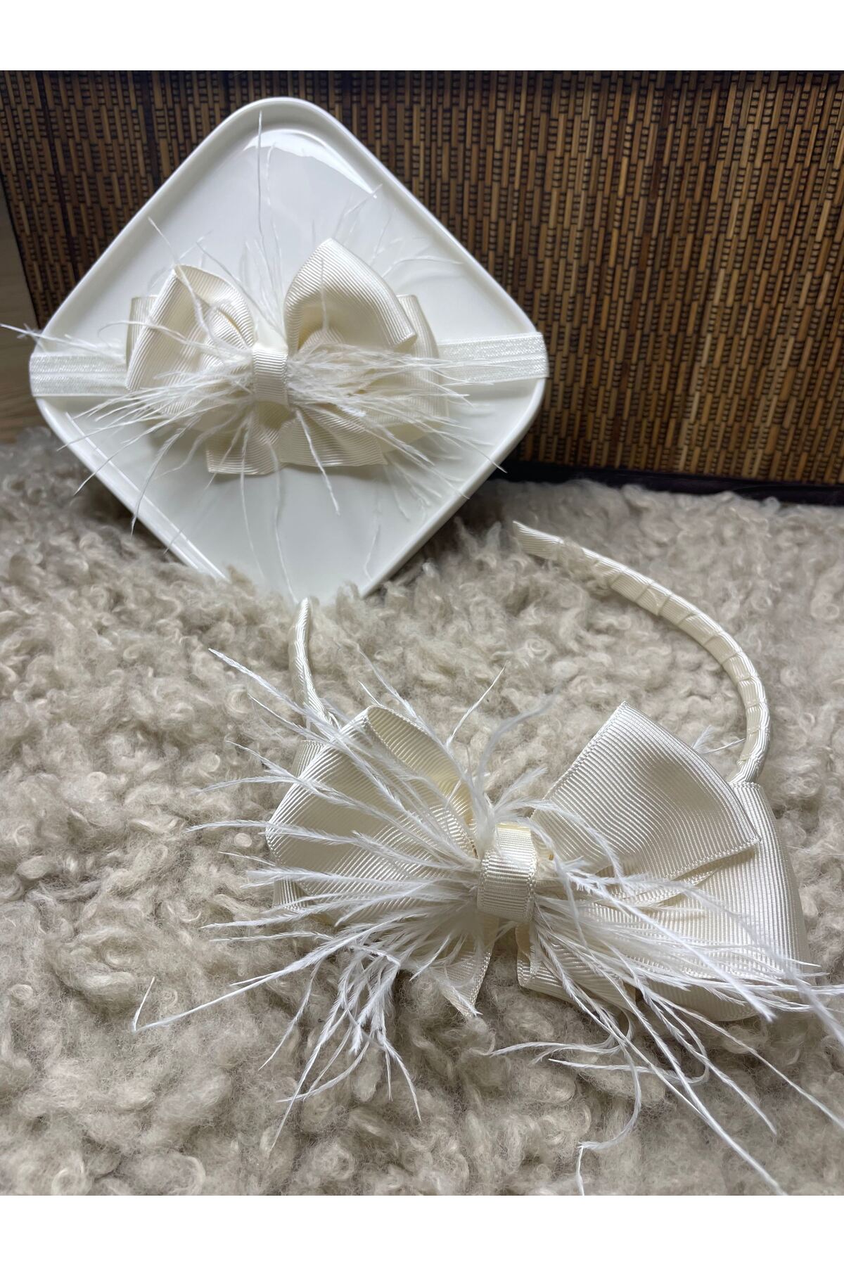 Rengarenk Minikler Beyaz Tüylü Krem Renk Kurdele Fiyonk Anne Bebek Lohusa Taç Seti – Taç – Taç – Taç fotoğrafı 2 (önizleme)