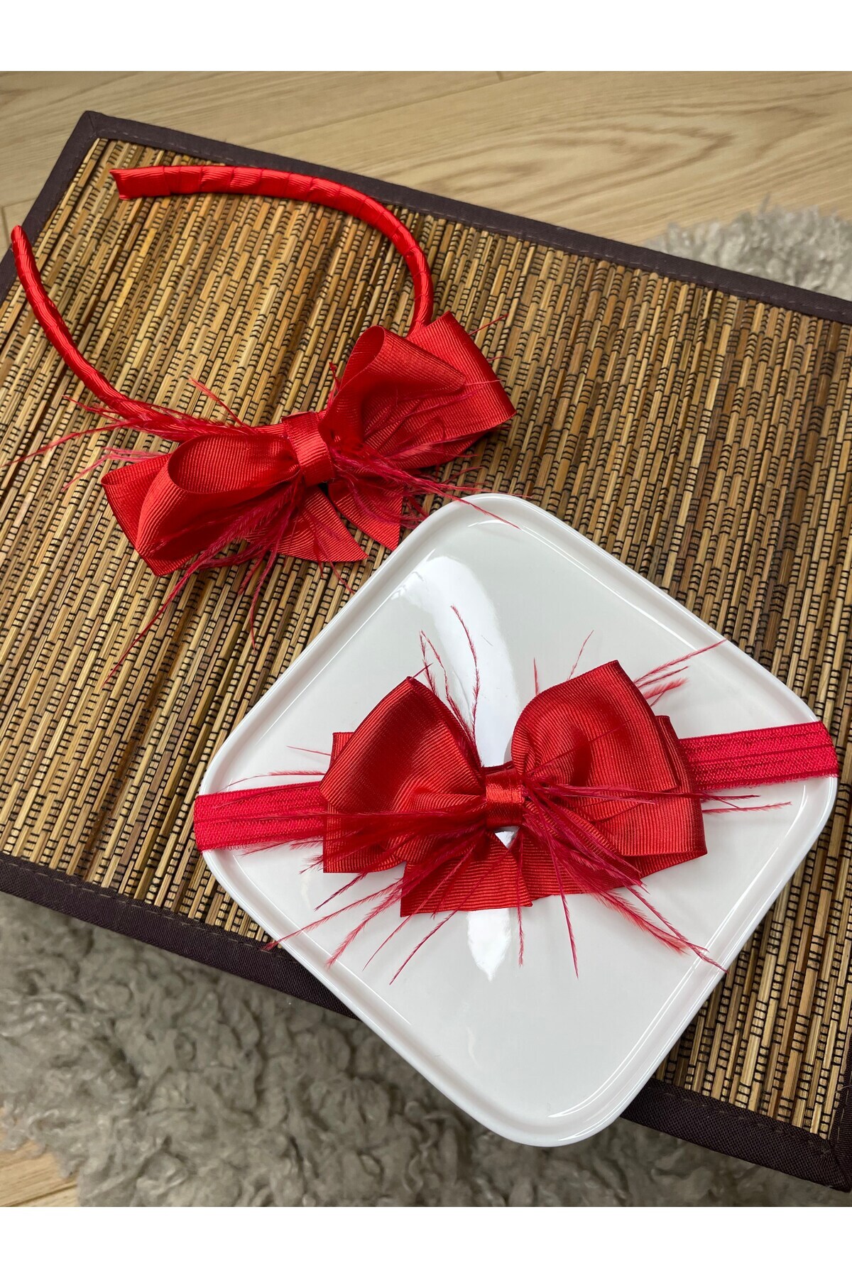 Rengarenk Minikler Kirmızı Tüylu Kurdele Fiyonk Anne Bebek Lohusa Taç Seti ( Yılbaşı Konseptli Taçlar) fotoğrafı 6 (önizleme)