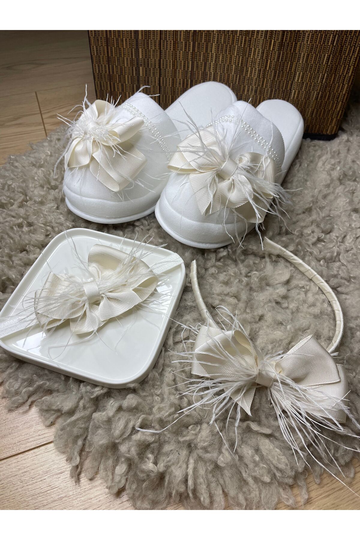 Rengarenk Minikler Anne Bebek Tüylü Fiyonk Lohusa Taç Terlik Seti – Taç – Taç fotoğrafı 3 (önizleme)