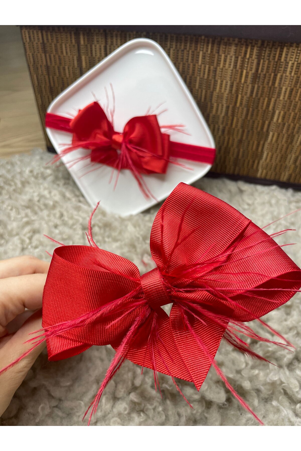 Rengarenk Minikler Kirmızı Tüylu Kurdele Fiyonk Anne Bebek Lohusa Taç Seti ( Yılbaşı Konseptli Taçlar) fotoğrafı 3 (önizleme)