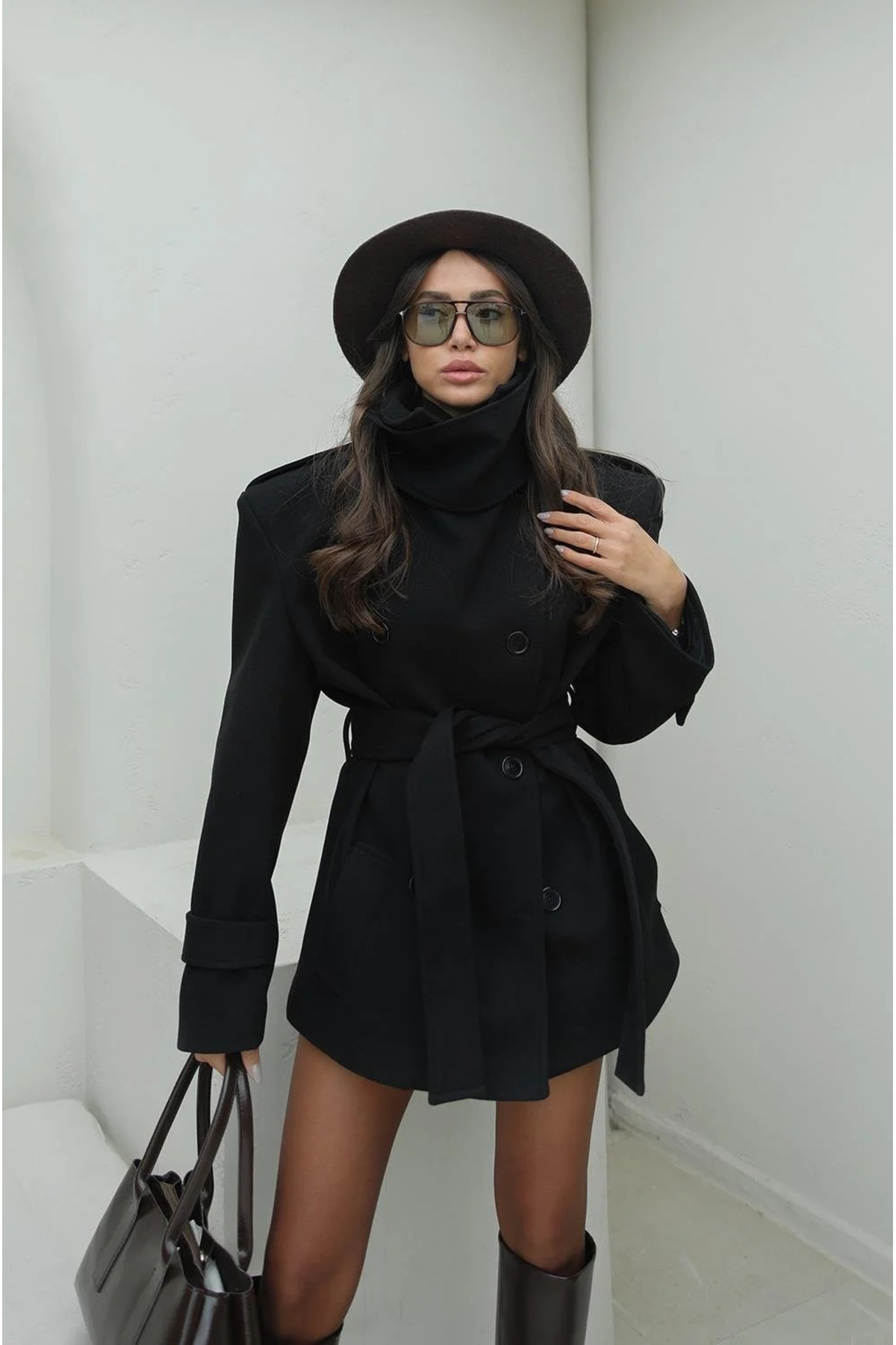 My Blog Czarny płaszcz z dodatkowym elementem przy kołnierzu - 1125