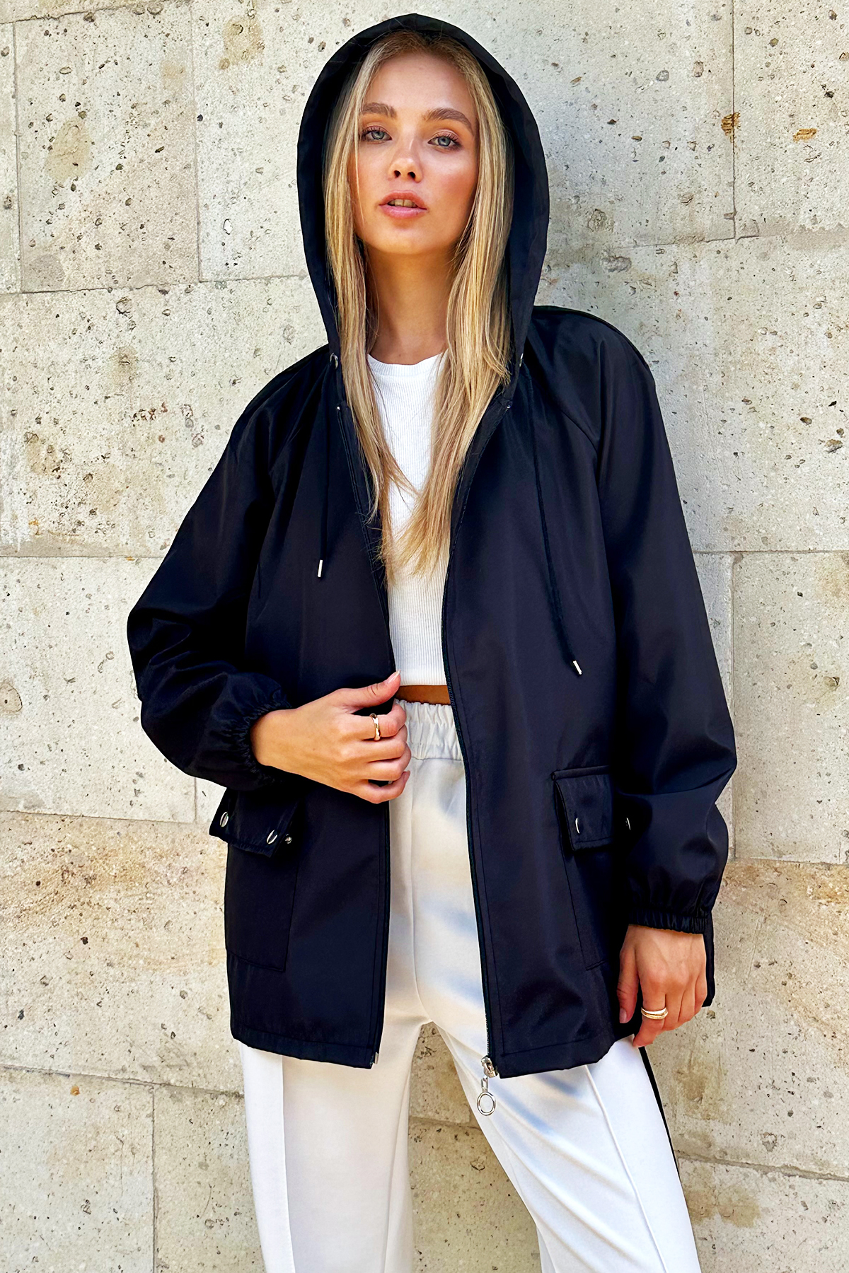 Trend Alaçatı Stili  Kadın Siyah Kapüşonlu Fermuarlı Çift Cepli Yağmurluk Ceket ALC-X12514 - Görsel 4