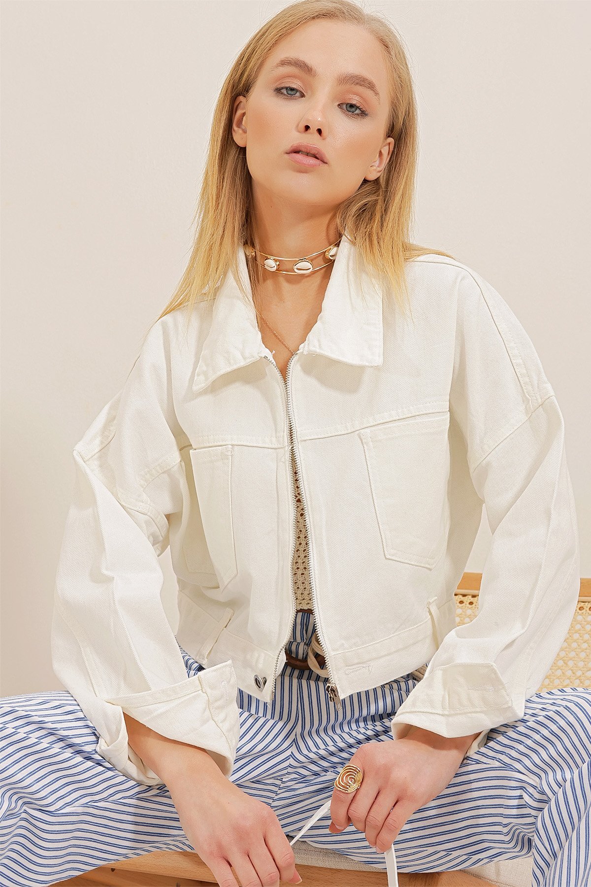 Trend Alaçatı Stili  Beyaz Çift Cepli Fermuarlı Crop Denim Ceket ALC-X9899 - Görsel 2