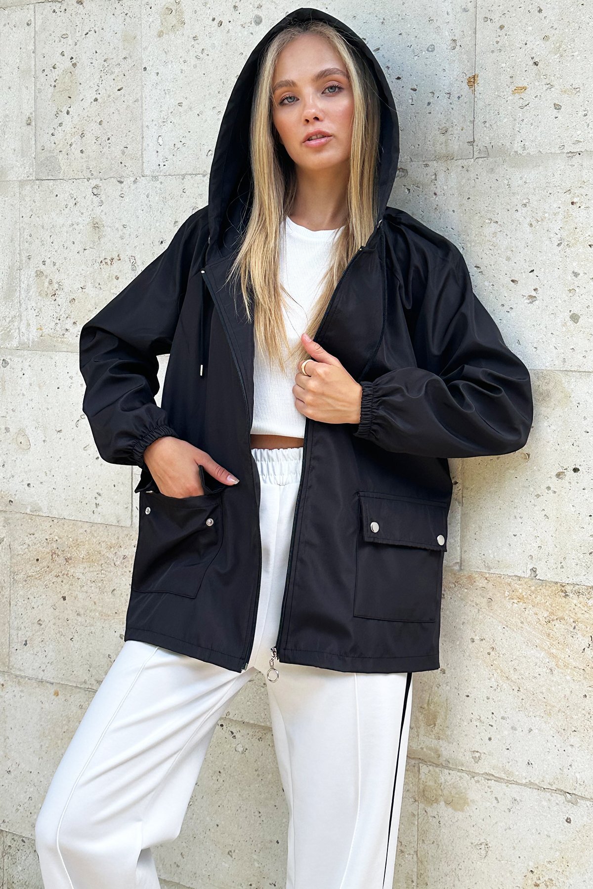Trend Alaçatı Stili  Kadın Siyah Kapüşonlu Fermuarlı Çift Cepli Yağmurluk Ceket ALC-X12514 - Görsel 2