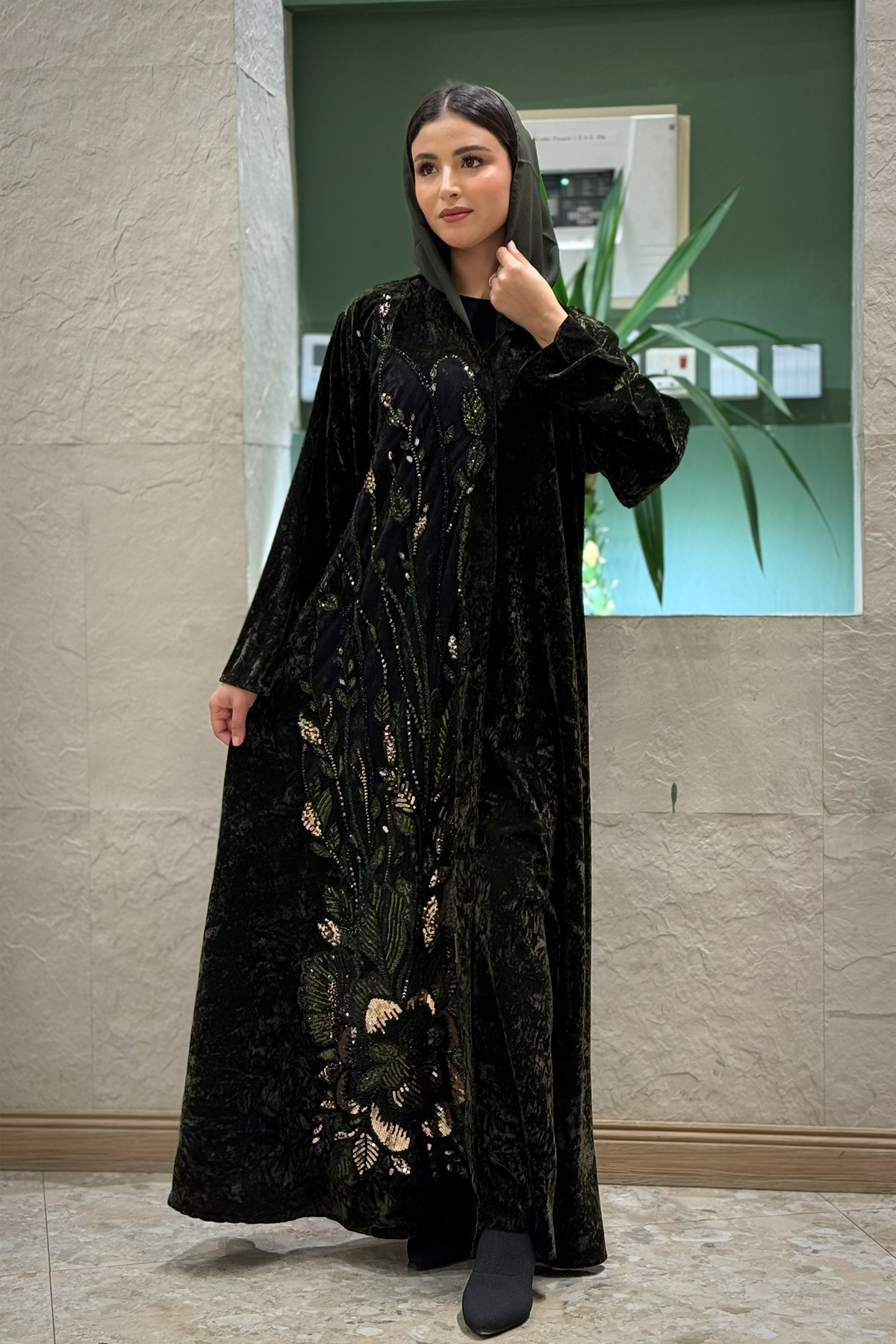 عباية دلال مخمل زيتي داكن بتطريز شك