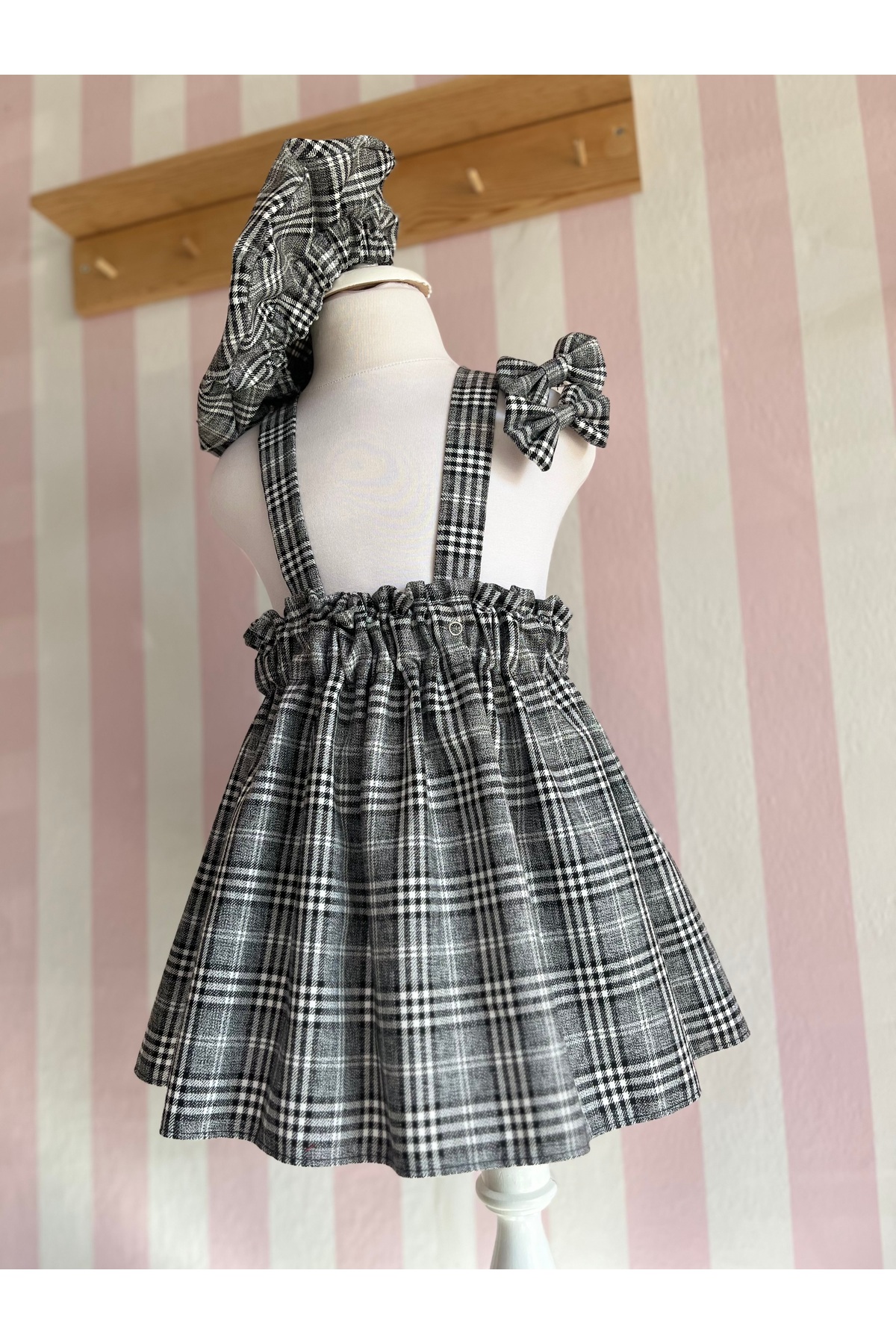 Eylülce Butik Kız Bebek & Kız Çocuk Gri Ekoseli Salopet Elbise & Ressam Şapkası & Toka Takım (%100 Pamuk Kumaş) fotoğrafı 5 (önizleme)