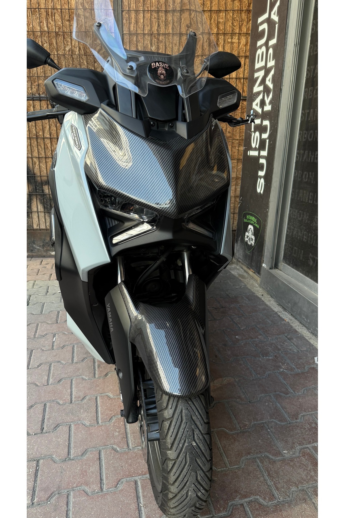 İ.S.K.STORE Xmax ön far üstü karbon desen koruma kapak (2025 techmax veya plus modelleri uyumlu)