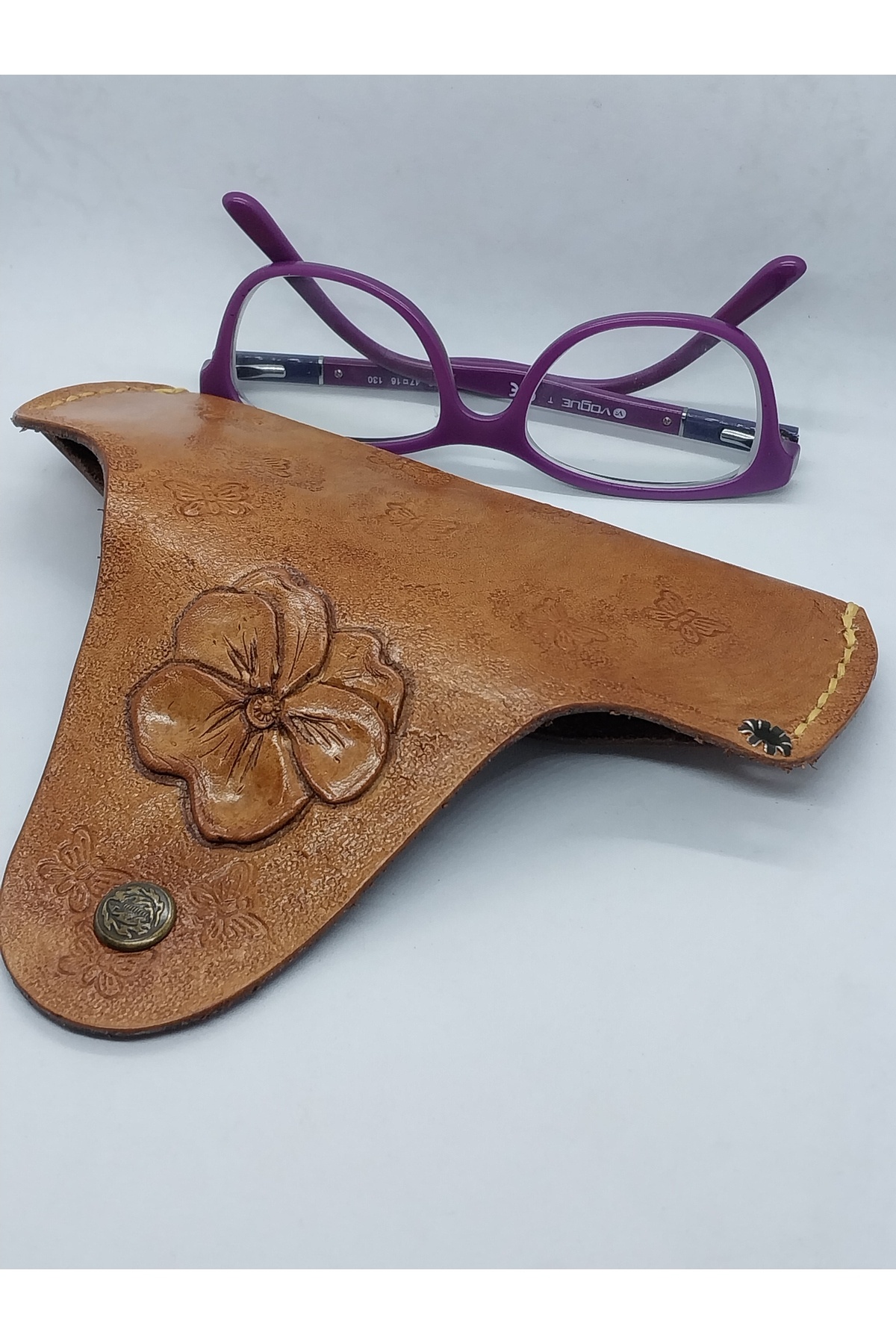 sorte store Hakiki Vaketa Deri El Yapımı Kabartma ve Dövme Çiçek ve Kelebek Desenli Gözlük Kılıfı