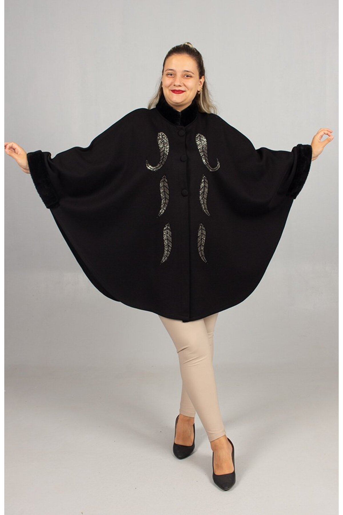 Truva XXL Göz Kamaştıran Şıklık: Siyah Taş İşlemeli Suni Kürk Yakalı Battal Boy 58 Bedene kadar Panço