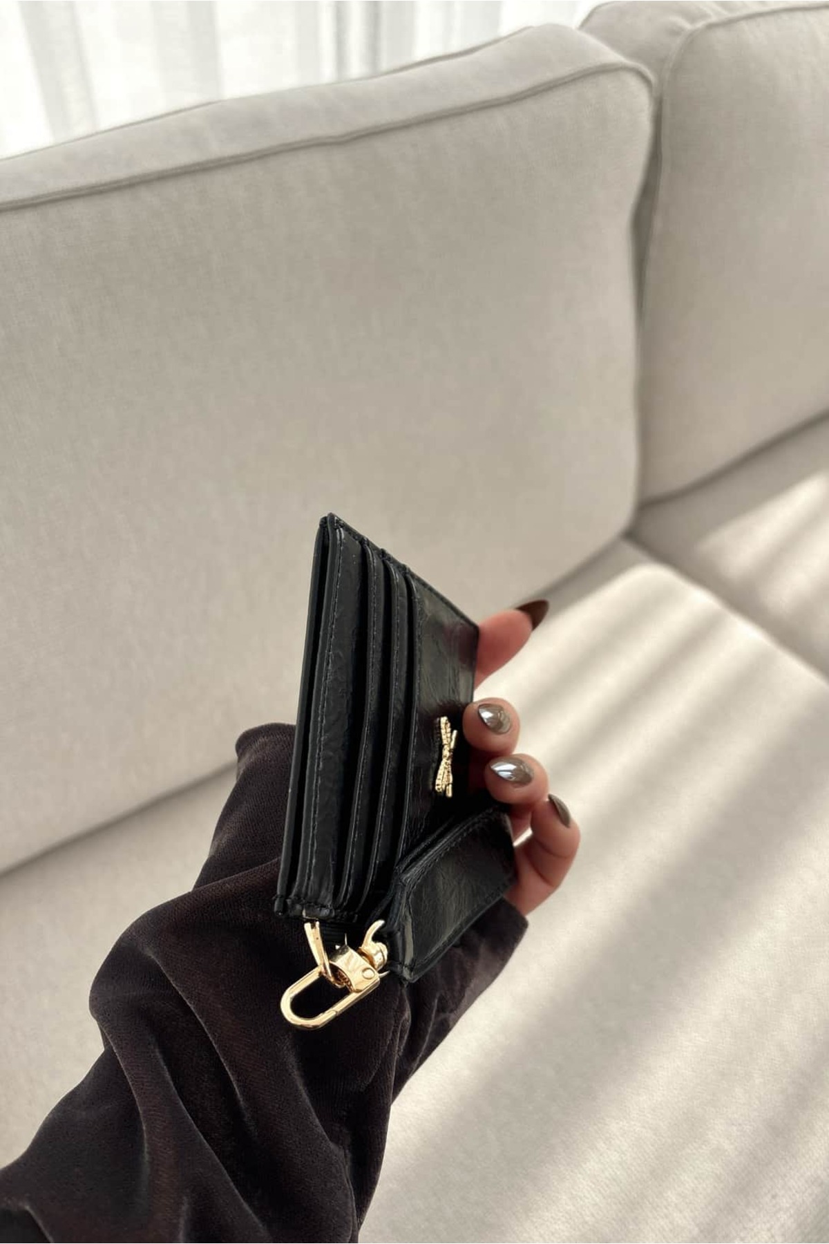 Yuka Atelier Fiyonk Detaylı Parlak Suni Deri Kartlık görsel 4