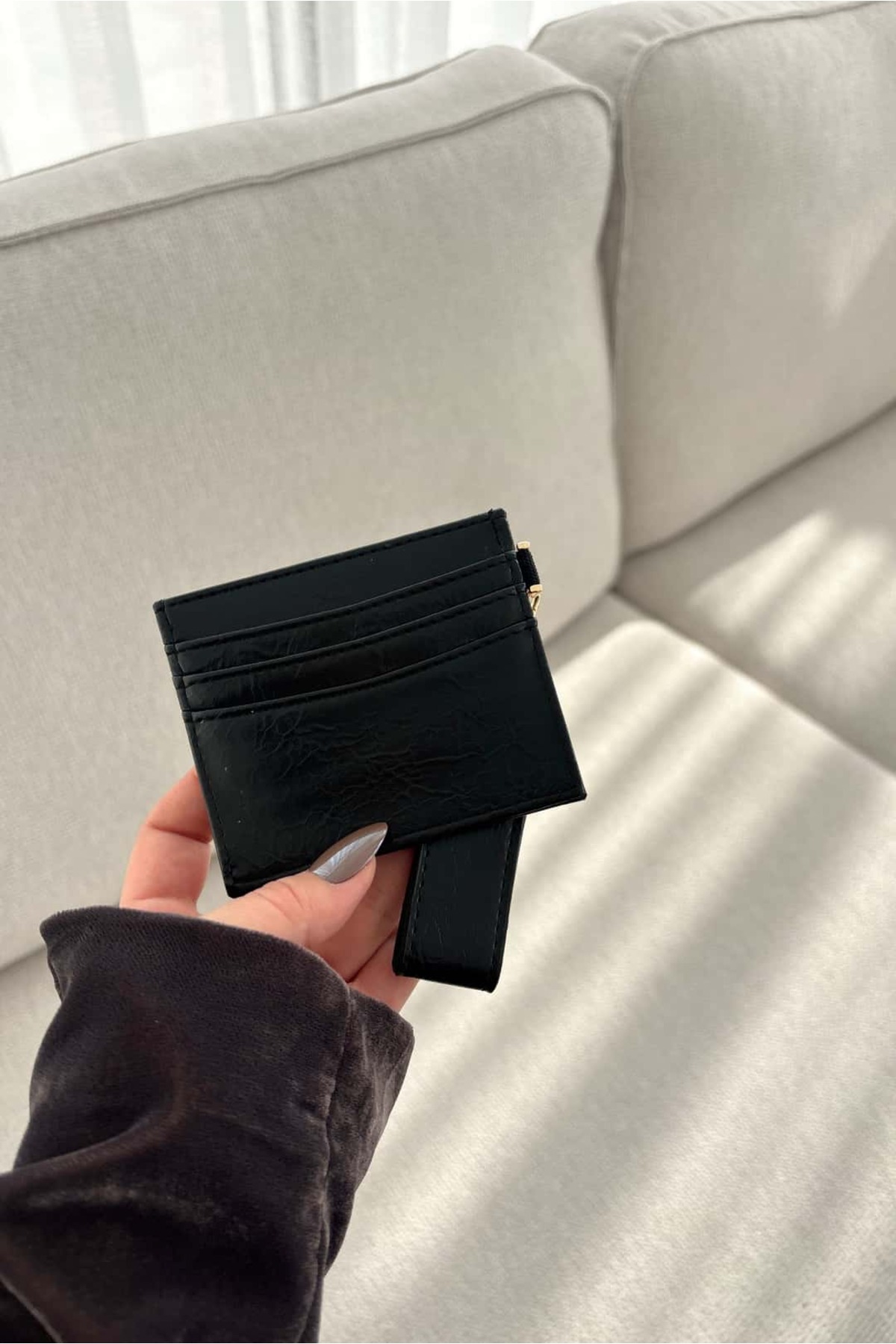 Yuka Atelier Fiyonk Detaylı Parlak Suni Deri Kartlık görsel 3