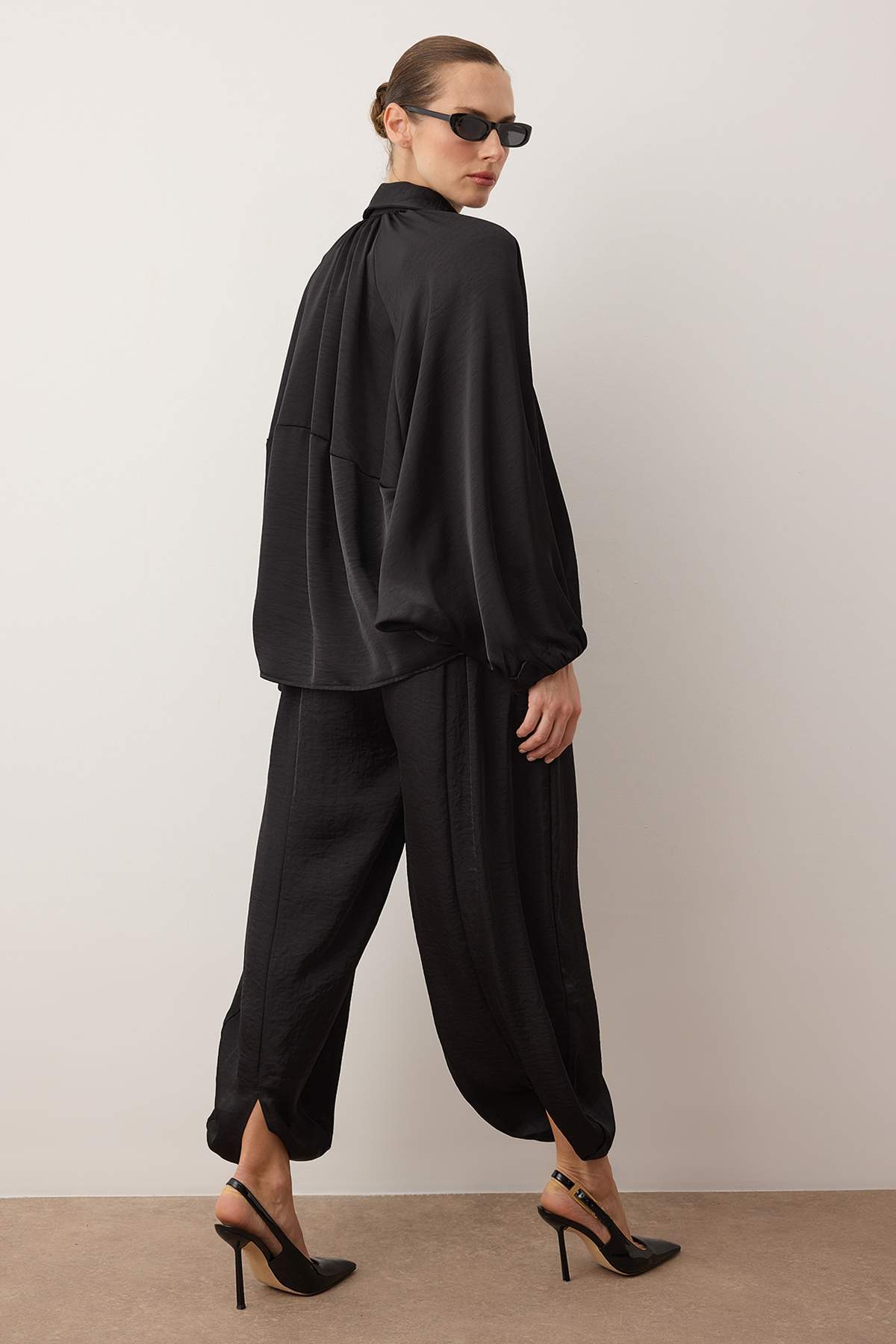 Trendyolmilla  Siyah Saten Balon Kalıp Pantolon Ceket Dokuma Alt - Üst Takım TWOAW26AU00114 - Görsel 4