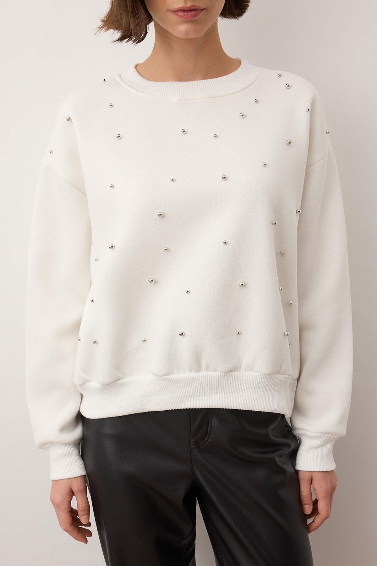 Trendyolmilla  Ekru Taş Akseusar Detaylı Bisiklet Yaka Regular Crop Örme Sweatshirt TWOAW26SW00090 - Görsel 3