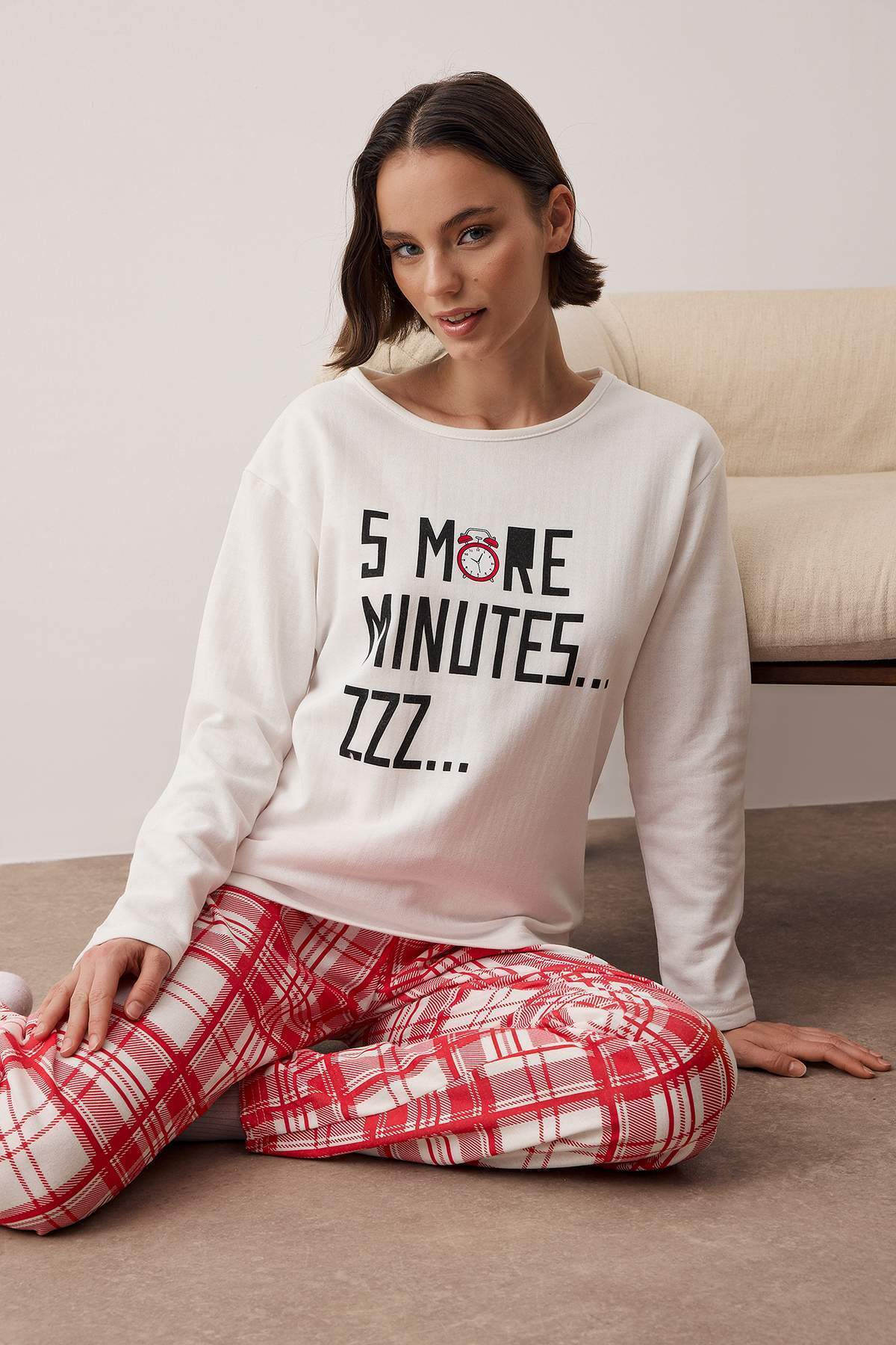 Trendyol Collection Rot-weißes gestricktes Pyjama-Set aus Baumwolle mit Sloga...