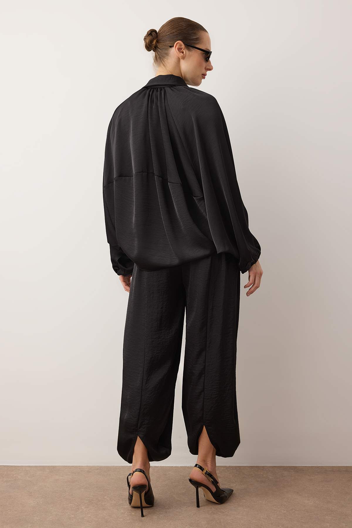 Trendyolmilla  Siyah Saten Balon Kalıp Pantolon Ceket Dokuma Alt - Üst Takım TWOAW26AU00114 - Görsel 5