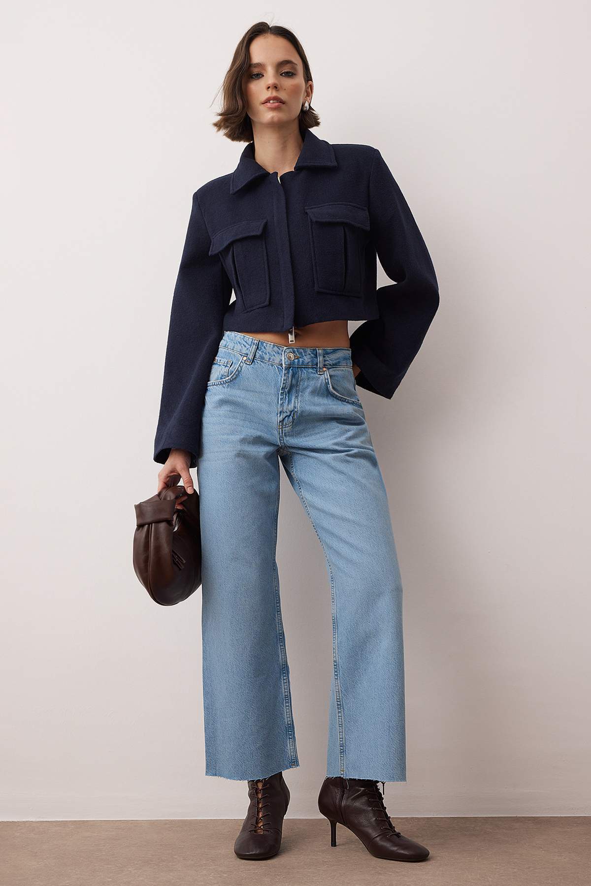 Trendyol Collection Mavi Normal Bel Paça Kesikli Proste dżinsy TWOAW26JE00283