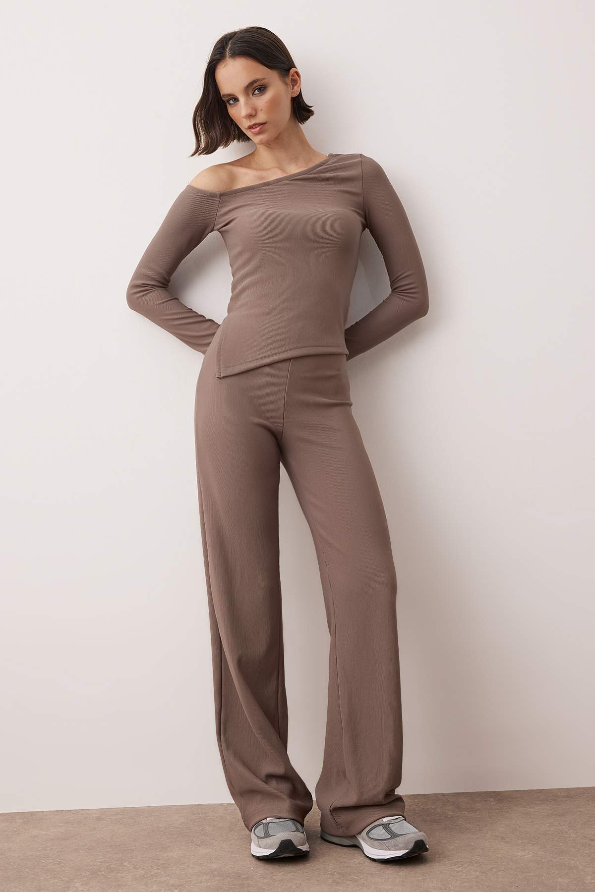 Trendyolmilla  Vizon Asimetrik Yaka Omzu Açık Vücuda Oturan Esnek Örme Alt - Üst Takım TWOAW26AU00056