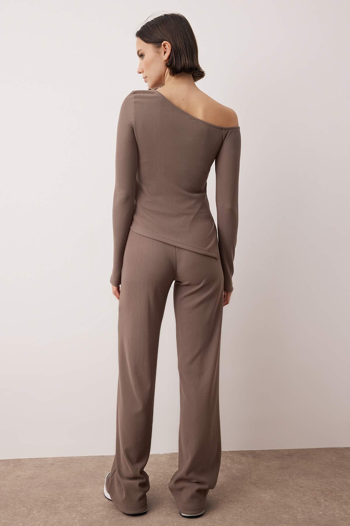 Trendyolmilla  Vizon Asimetrik Yaka Omzu Açık Vücuda Oturan Esnek Örme Alt - Üst Takım TWOAW26AU00056 - Görsel 4