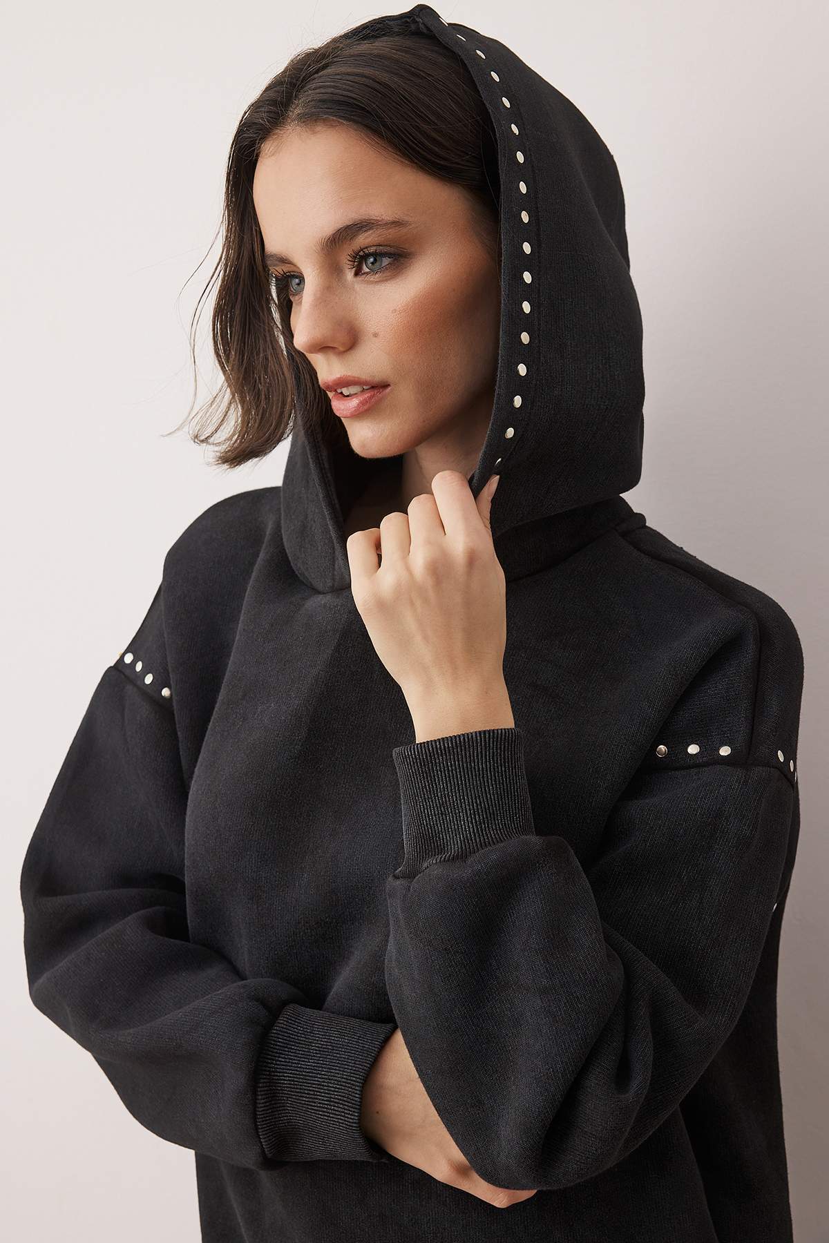 Trendyolmilla  Antrasit Oversize Troklu ve Yıkamalı Kalın İçi Polarlı Örme Sweatshirt TWOAW26SW00239 - Görsel 2