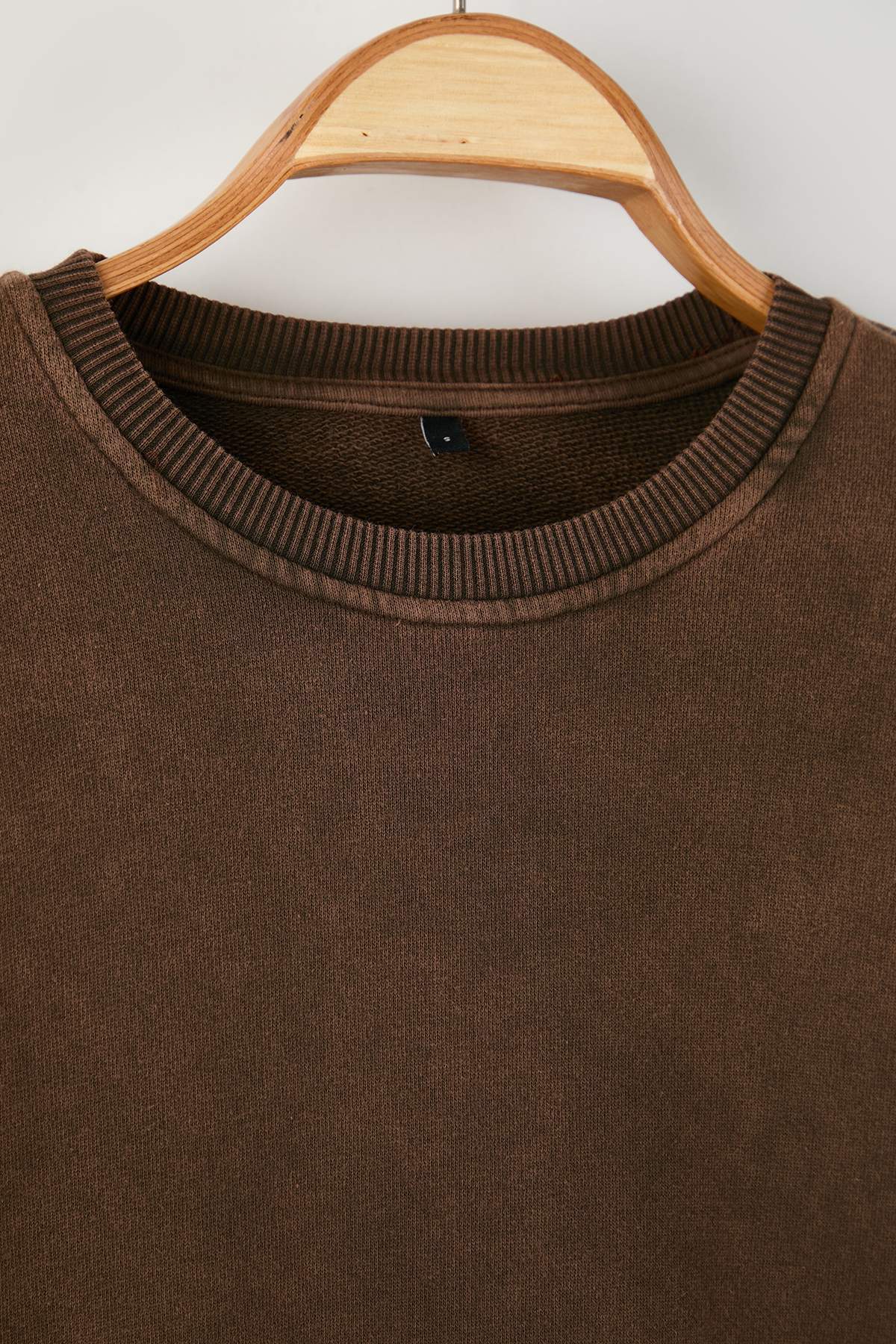 Trendyolmilla  Kahverengi Oversize/Geniş Kesim Eskitme/Soluk Efektli Şardonsuz Sweatshirt TMNAW24SW00021 - Görsel 8