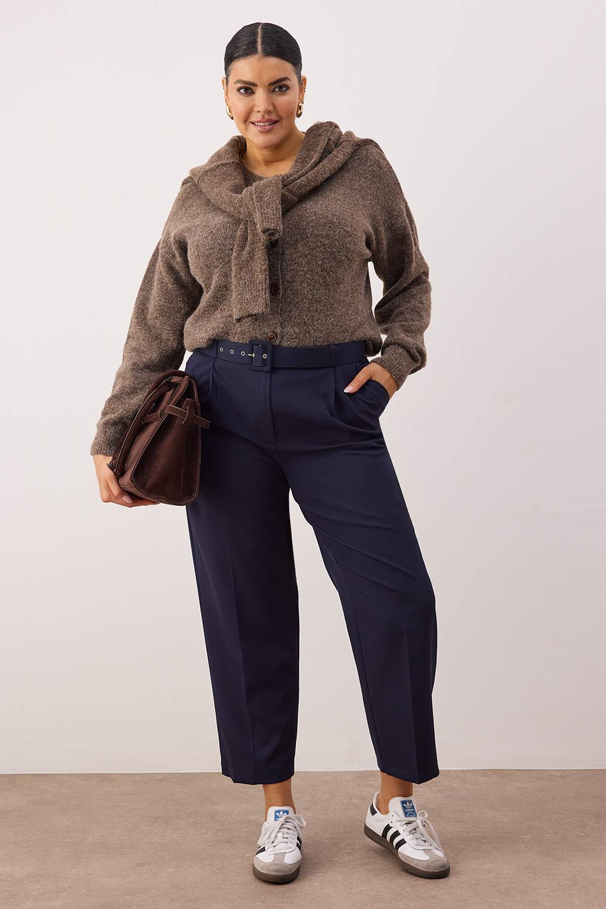 Trendyol Curve Granatowe spodnie z wysokim stanem i paskiem, duże rozmiary TB...