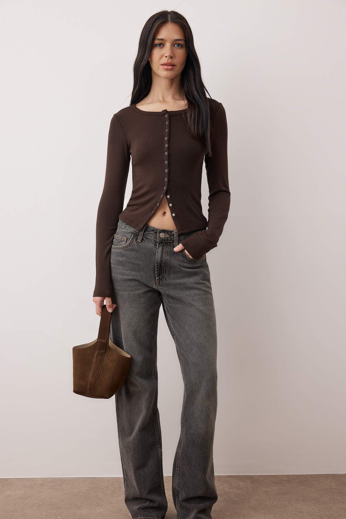 Trendyolmilla  Koyu Kahverengi Önü Full Çıtçıtlı Fitted/Vücuda Oturan Örme Bluz TWOAW26BZ00193 - Görsel 2