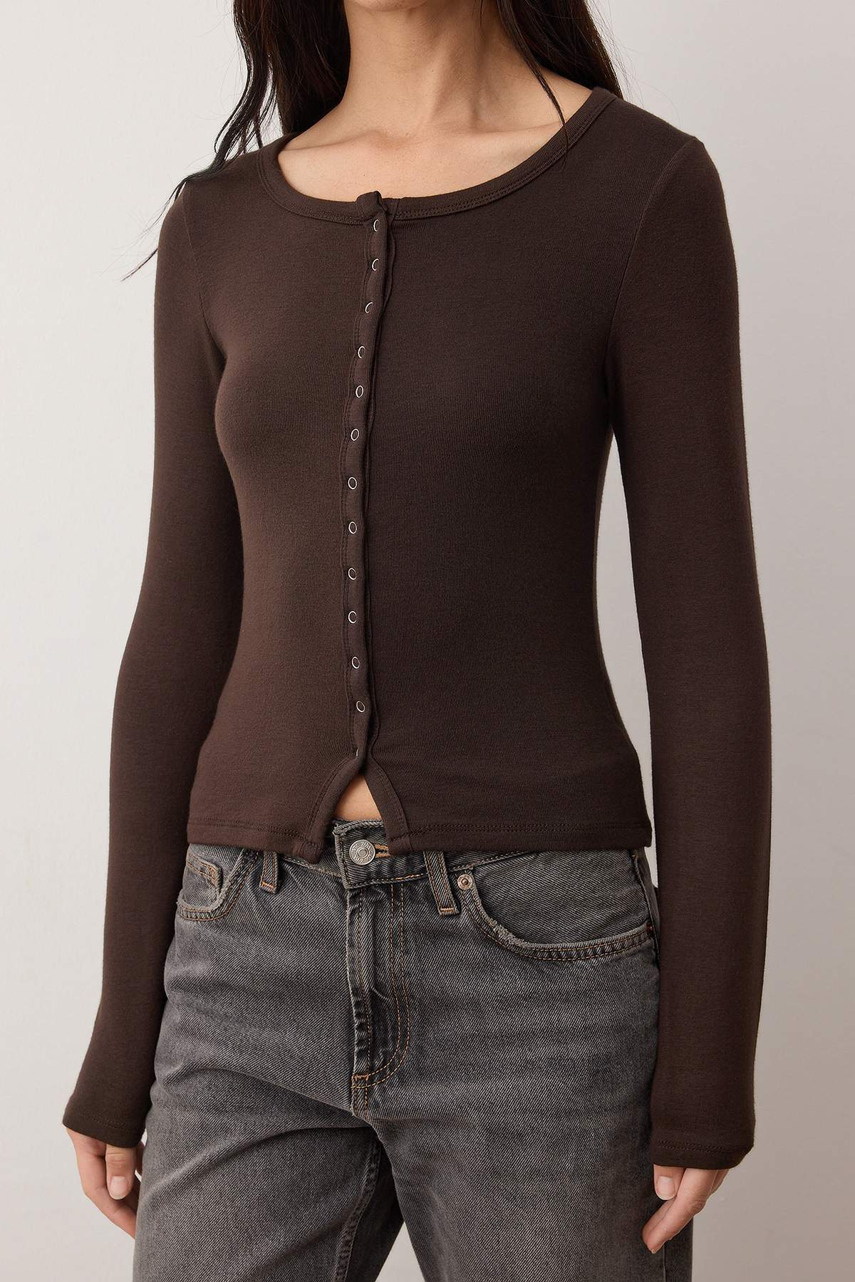 Trendyolmilla  Koyu Kahverengi Önü Full Çıtçıtlı Fitted/Vücuda Oturan Örme Bluz TWOAW26BZ00193 - Görsel 3