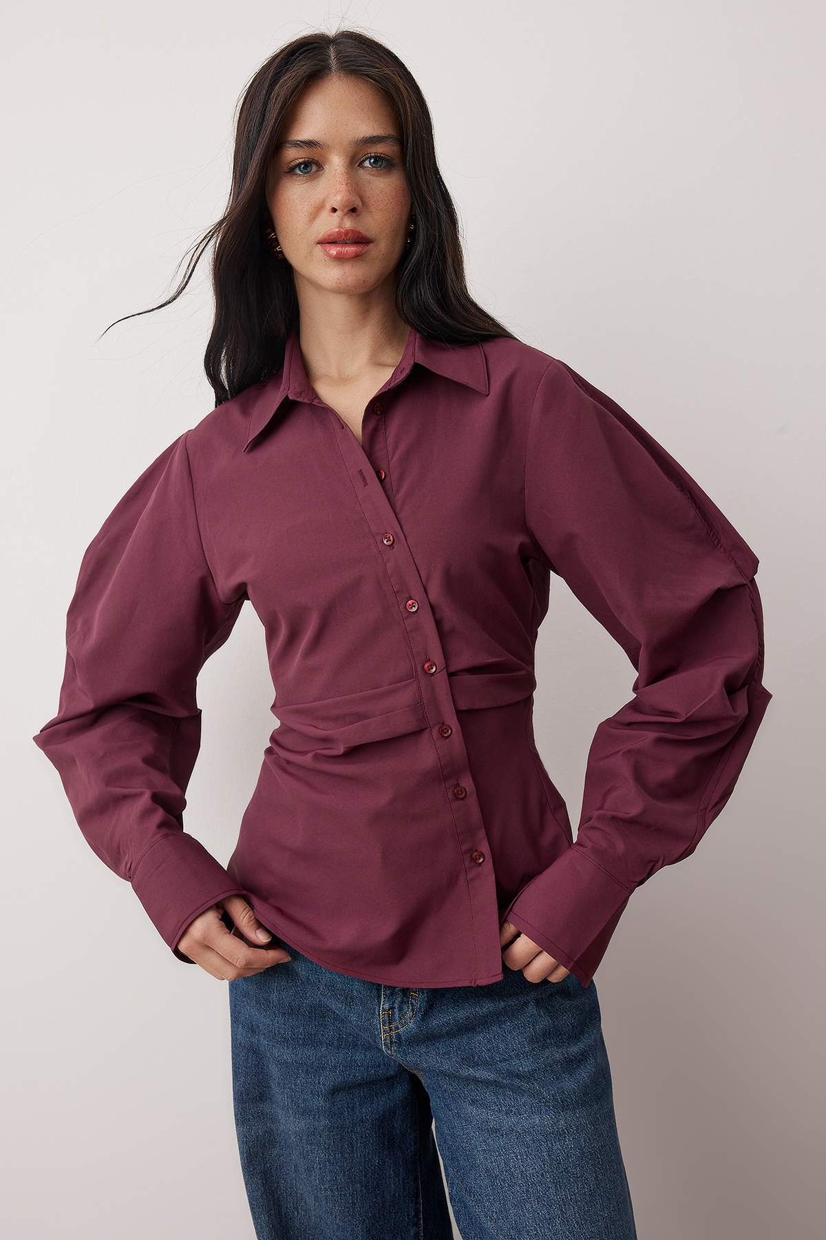 Trendyolmilla  Mürdüm Balon Kol Detaylı Bele Oturan Asimetrik Fitted Gömlek TWOSS25GO00155 - Görsel 2