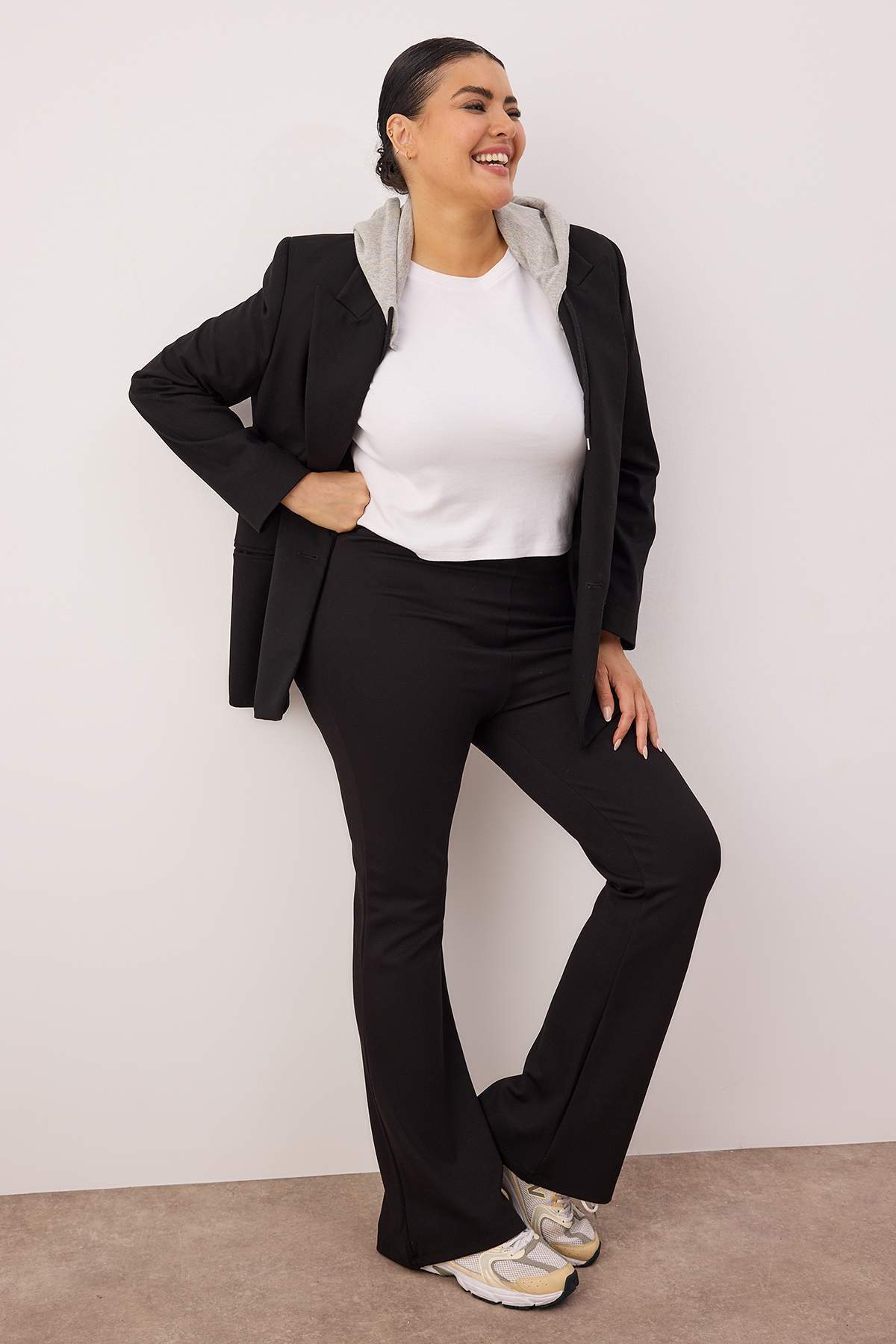 Trendyol Curve Spodnie rozszerzane z wysokim stanem i wyszczuplające - czarne...