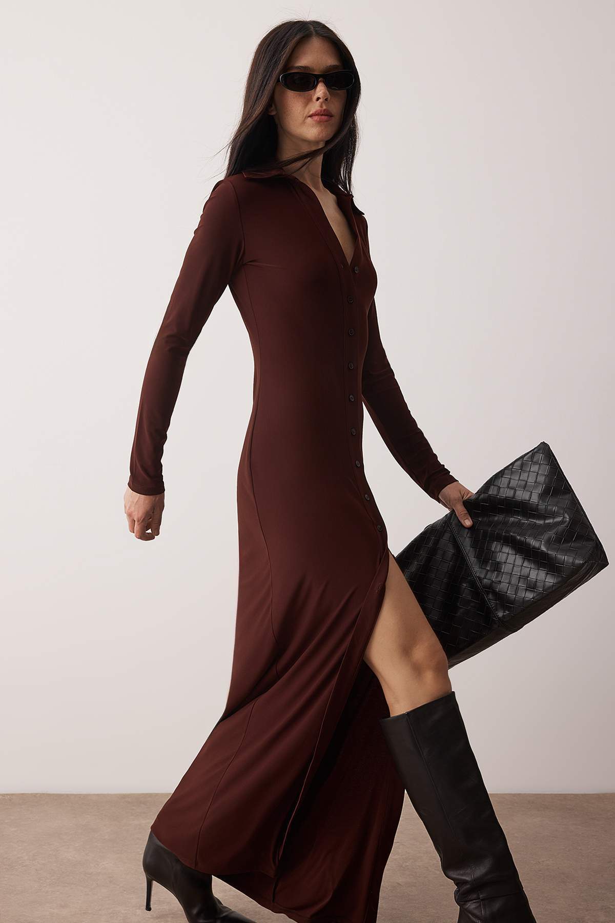 Trendyolmilla  Kahverengi Polo Yaka Düğmeli Bodycone/Vücuda Oturan Maxi Örme Elbise TWOAW26EL00110 - Görsel 2