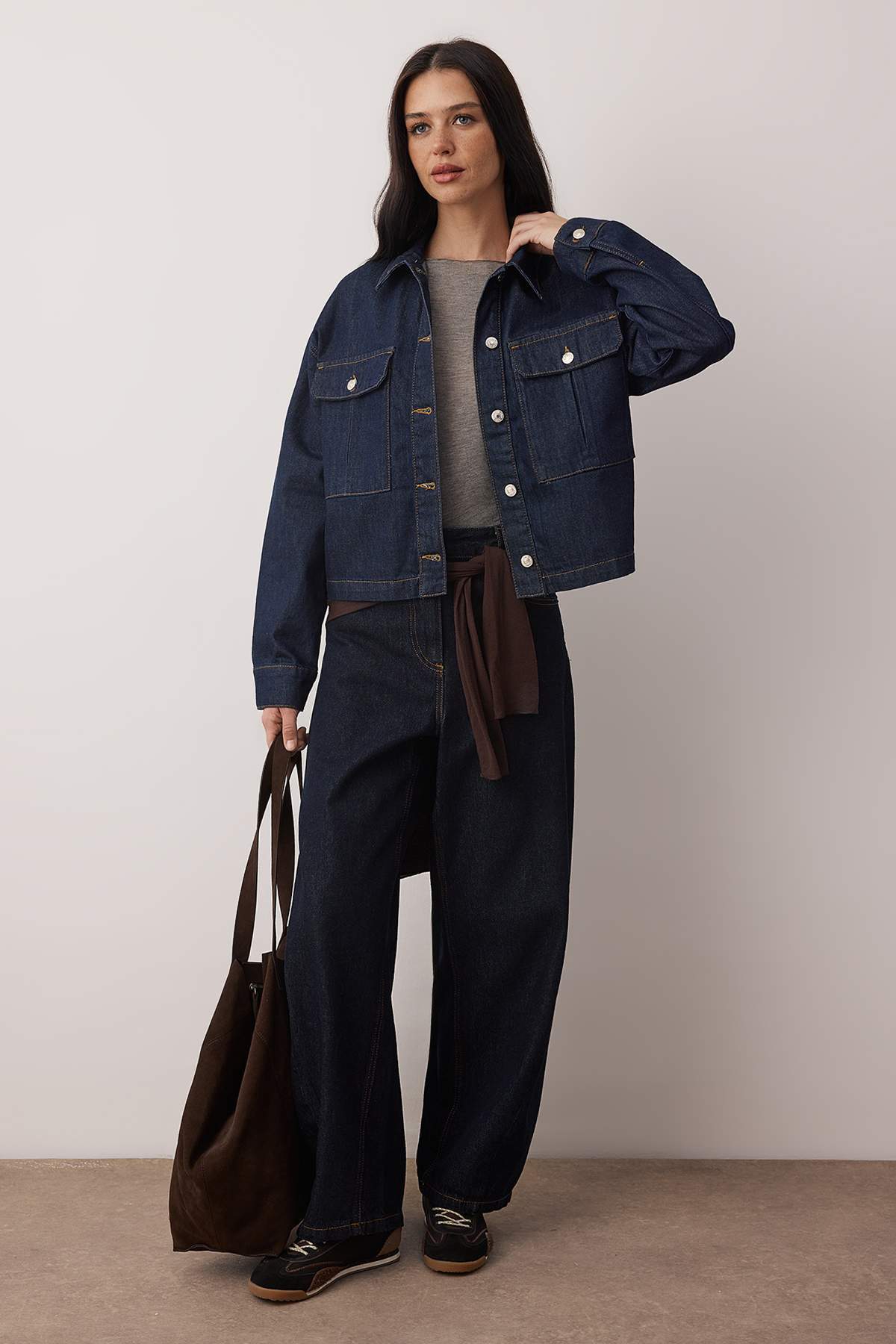 Trendyol Collection Ciemnoniebieska kurtka dżinsowa z detalami na kieszeniach...