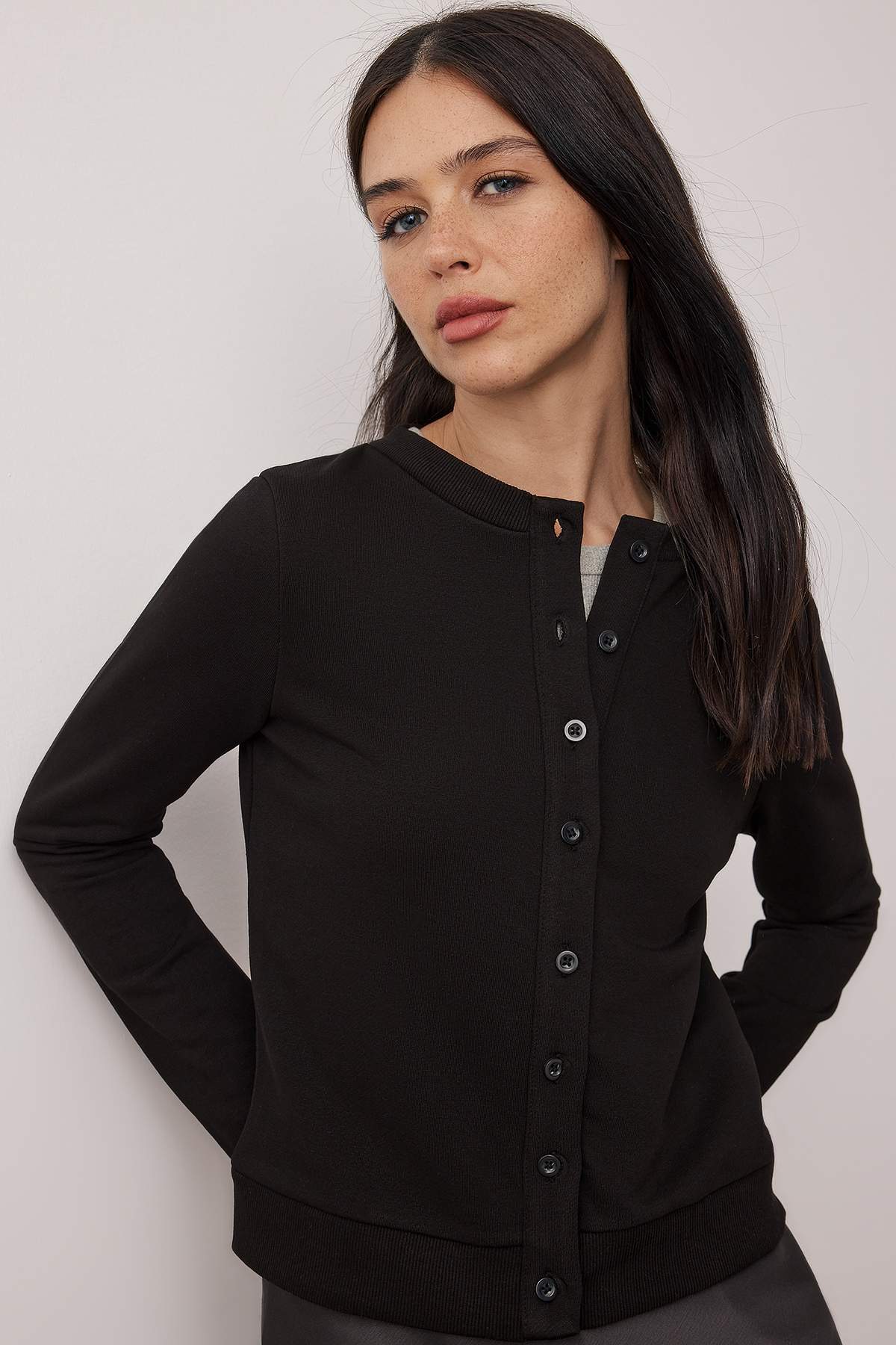 Trendyolmilla  Siyah Düğmeli Regular/Normal Kalıp Örme Sweatshirt TWOAW26SW00162 - Görsel 2