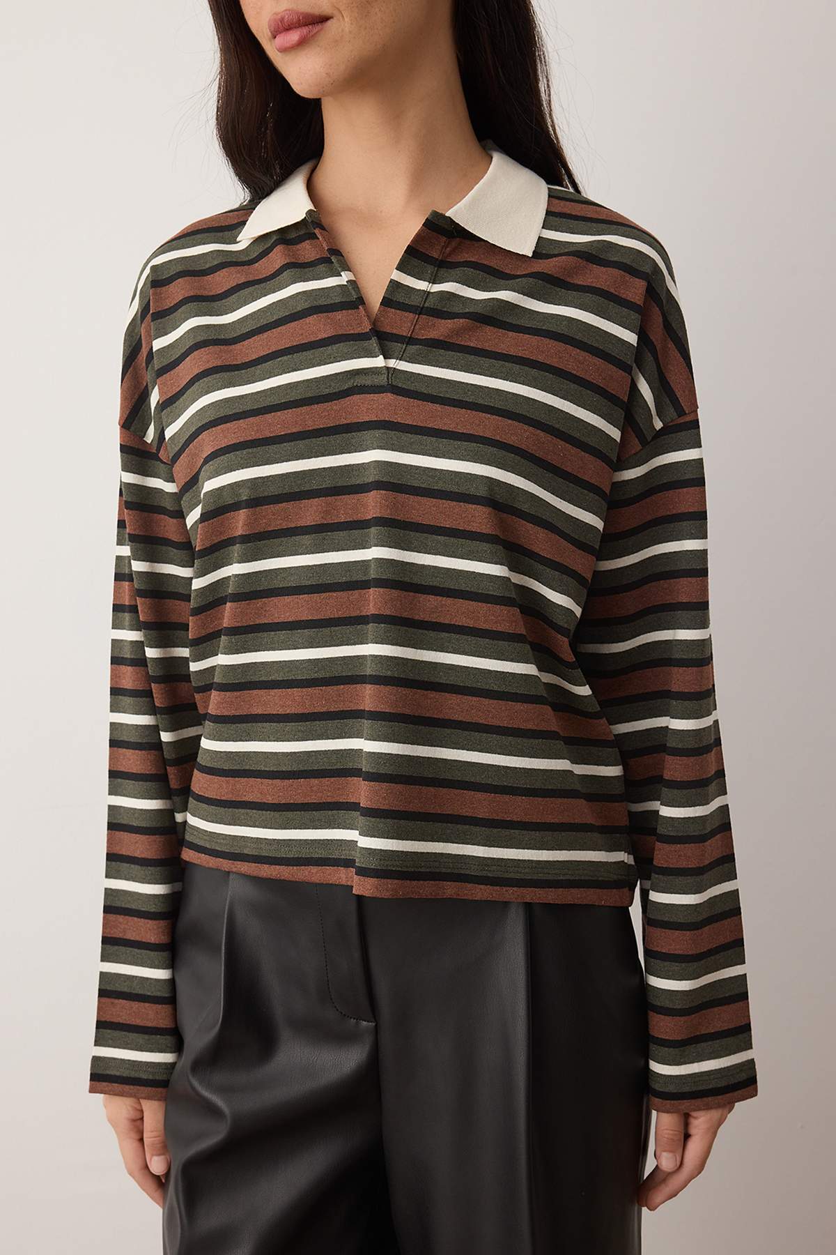 Trendyolmilla  Haki Çizgili Polo Yaka Oversize/Geniş Kalıp Örme T-Shirt TWOAW26TS00020 - Görsel 3