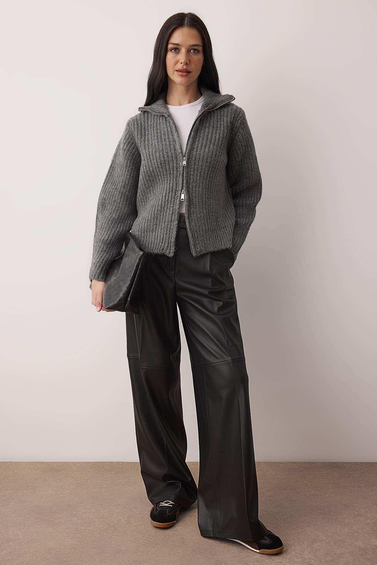 Trendyolmilla  Wardrobe Essentials Antrasit Fermuarlı Yumuşak Dokulu Geniş Kalıp Triko Hırka|TWOAW26HI00049 - Görsel 2