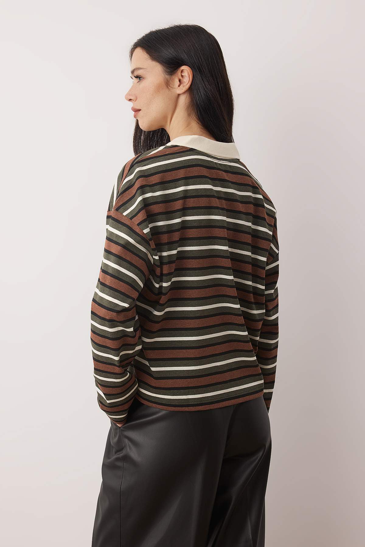 Trendyolmilla  Haki Çizgili Polo Yaka Oversize/Geniş Kalıp Örme T-Shirt TWOAW26TS00020 - Görsel 4