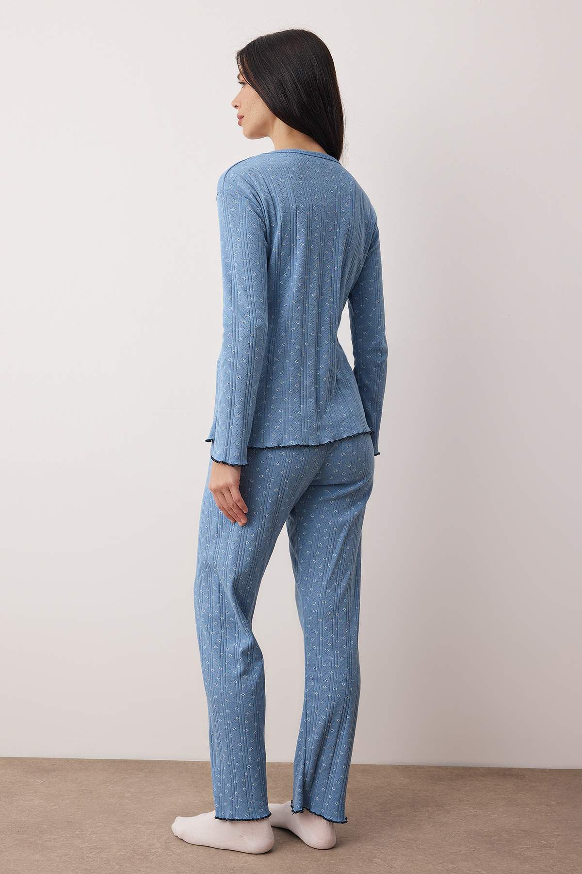 Trendyolmilla  Mavi Çiçekli Baby Overloklu Fitilli/Pointel Örme Pijama Takımı THMAW26PT00220 - Görsel 4