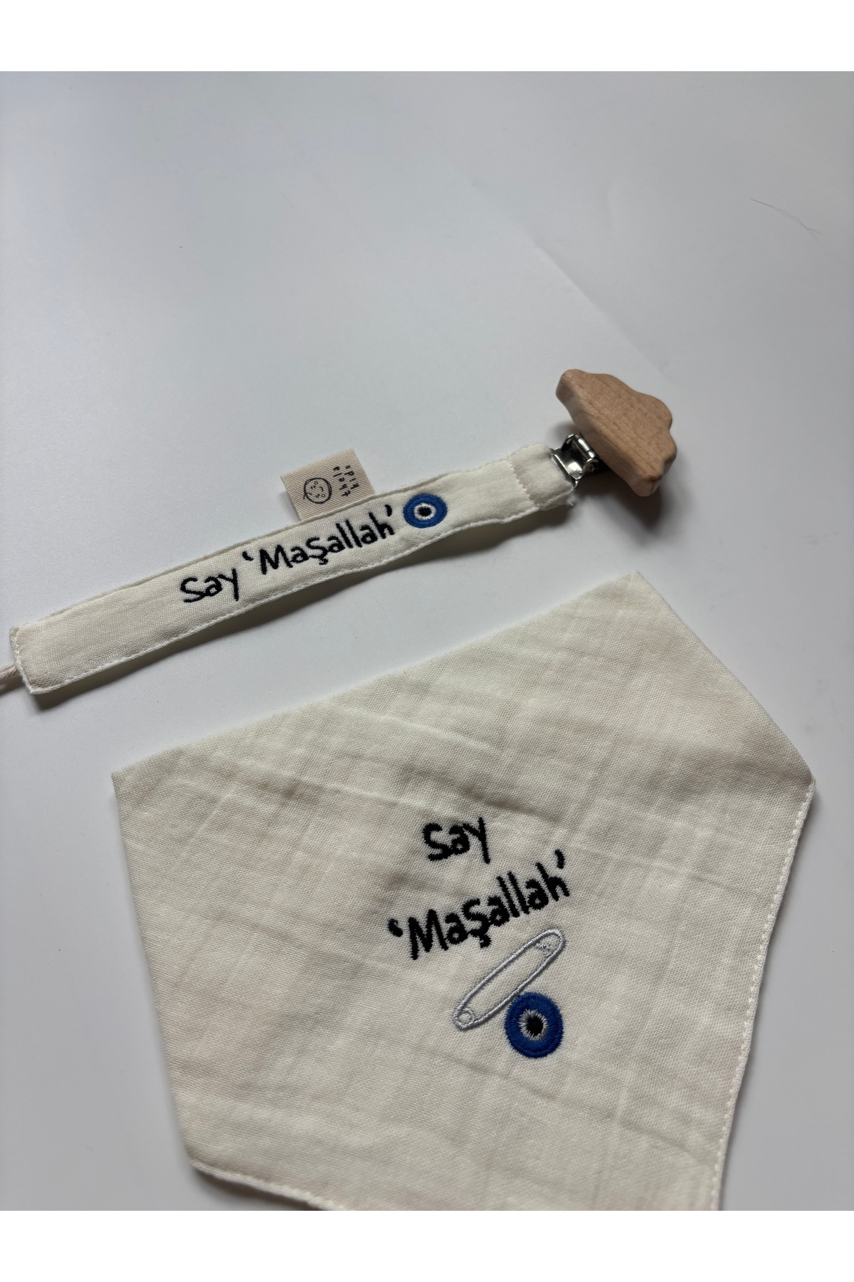 THELAKIDS Say ‘Maşallah’ 2’li Set – Emzik Askısı & Fular Önlük fotoğrafı 6 (önizleme)