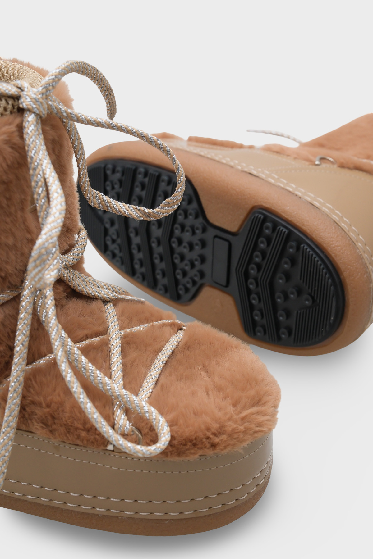 Capone Outfitters Chlupaté dámské sněhule s kulatou špičkou se silnou podrážkou