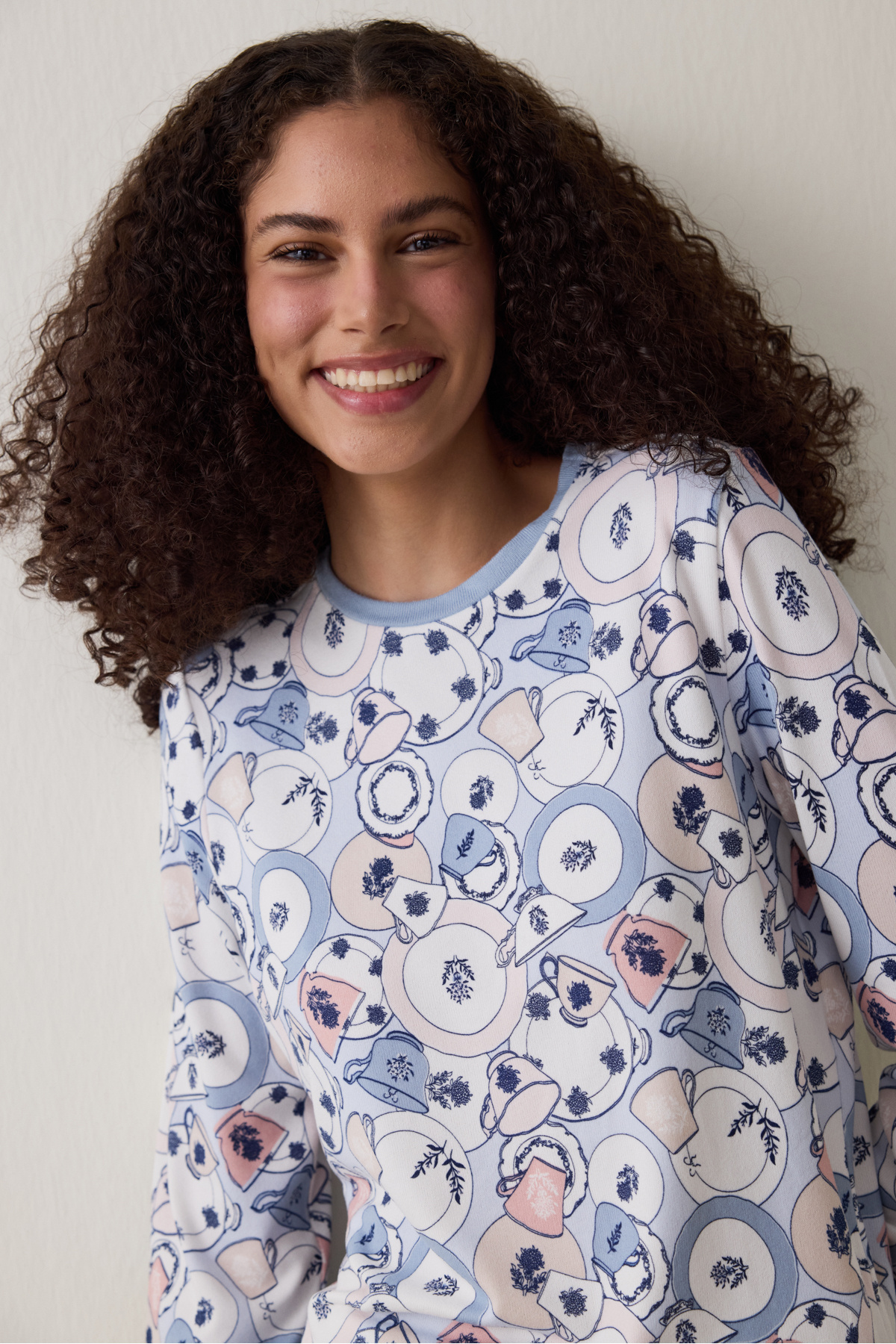 Penti Hellblaues Pyjama-Set mit Tee-Party-Getränk-Muster und Rundhalsausschnitt