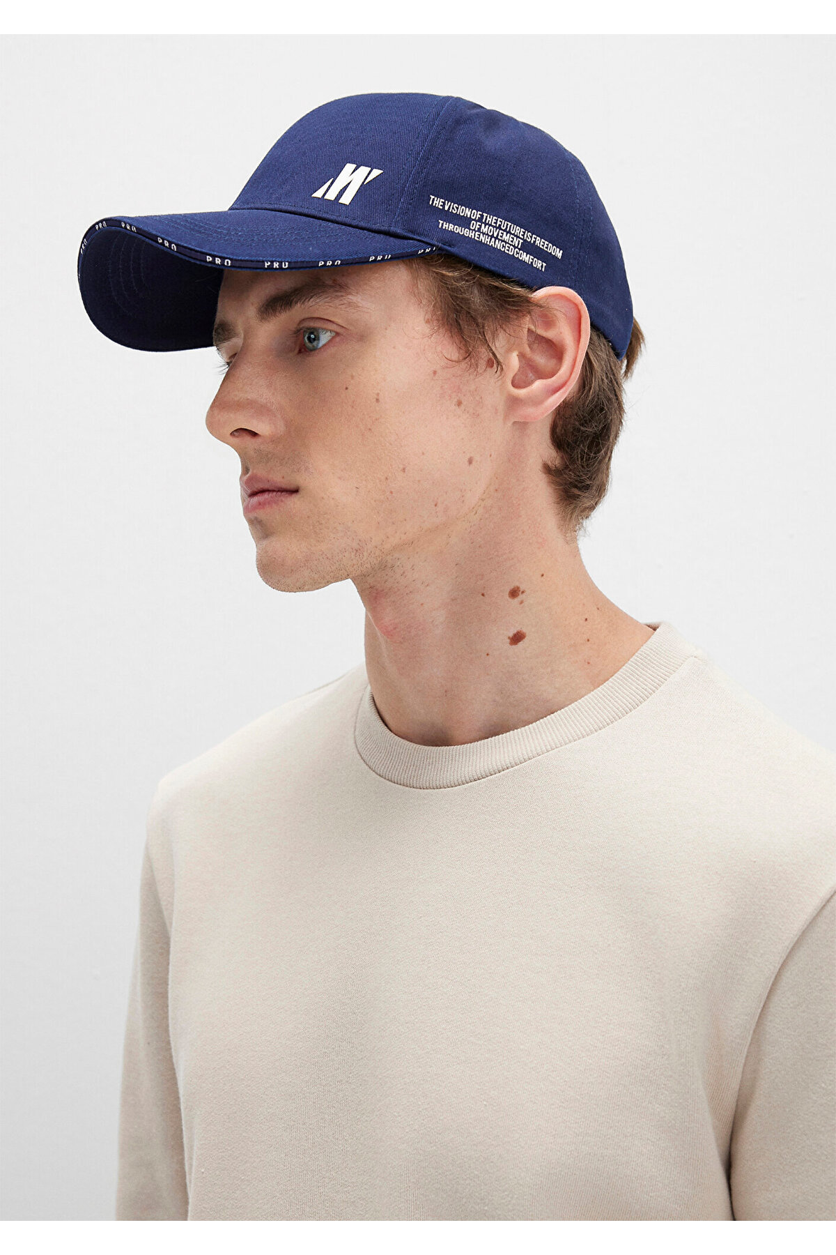 کلاه آبی سرمه‌ای طرح لوگو حرفه‌ای با جزئیات 0911518-32184 Mavi